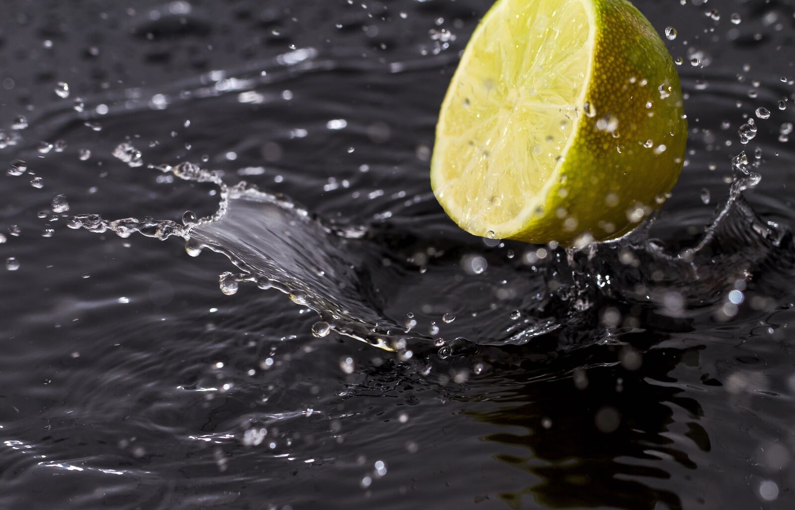 Canon EF 100mm F2.8L Macro IS USM sample photo. Lemon, freshness, fruit photography