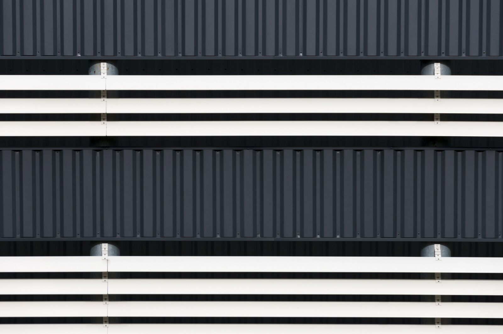 Nikon D300S sample photo. Background, facade, metal photography