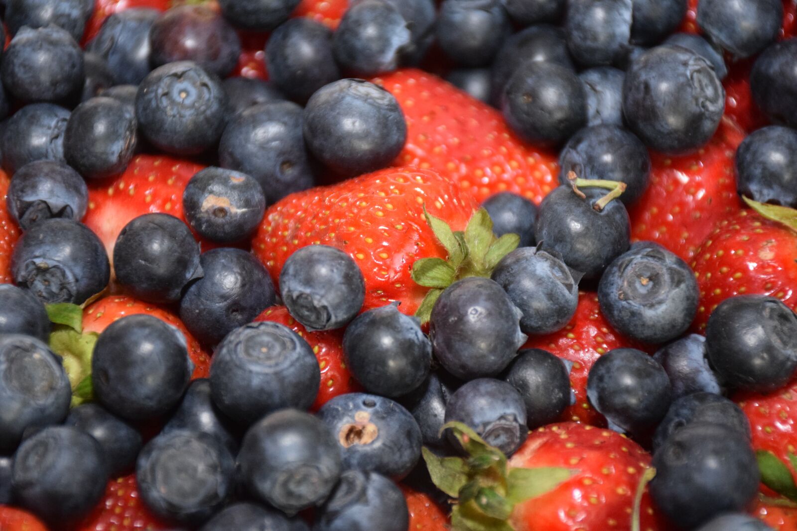Nikon D3300 sample photo. Fruits, blueberries, strawberry photography