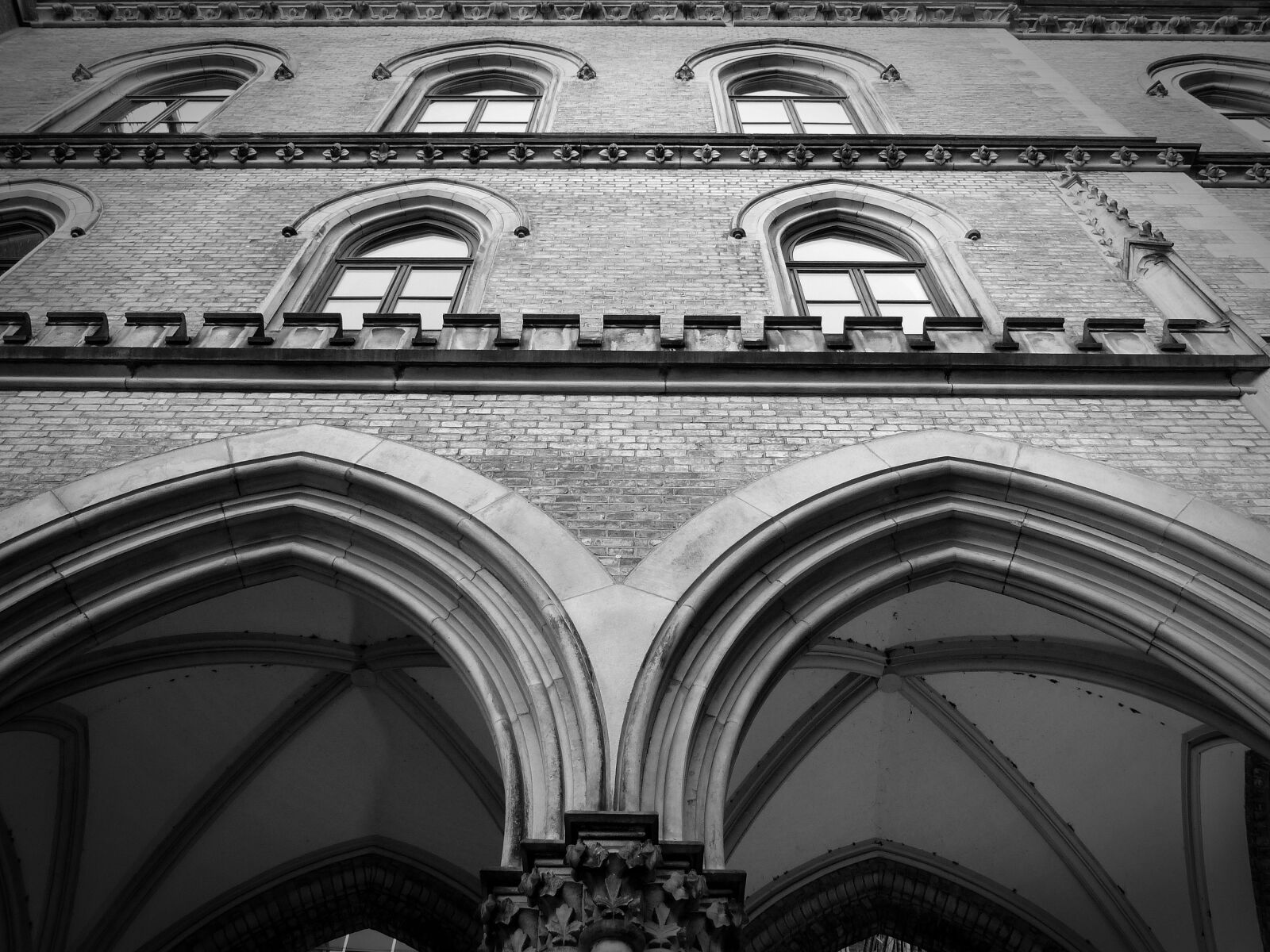 Panasonic Lumix DMC-FZ200 sample photo. Facade, old, window photography