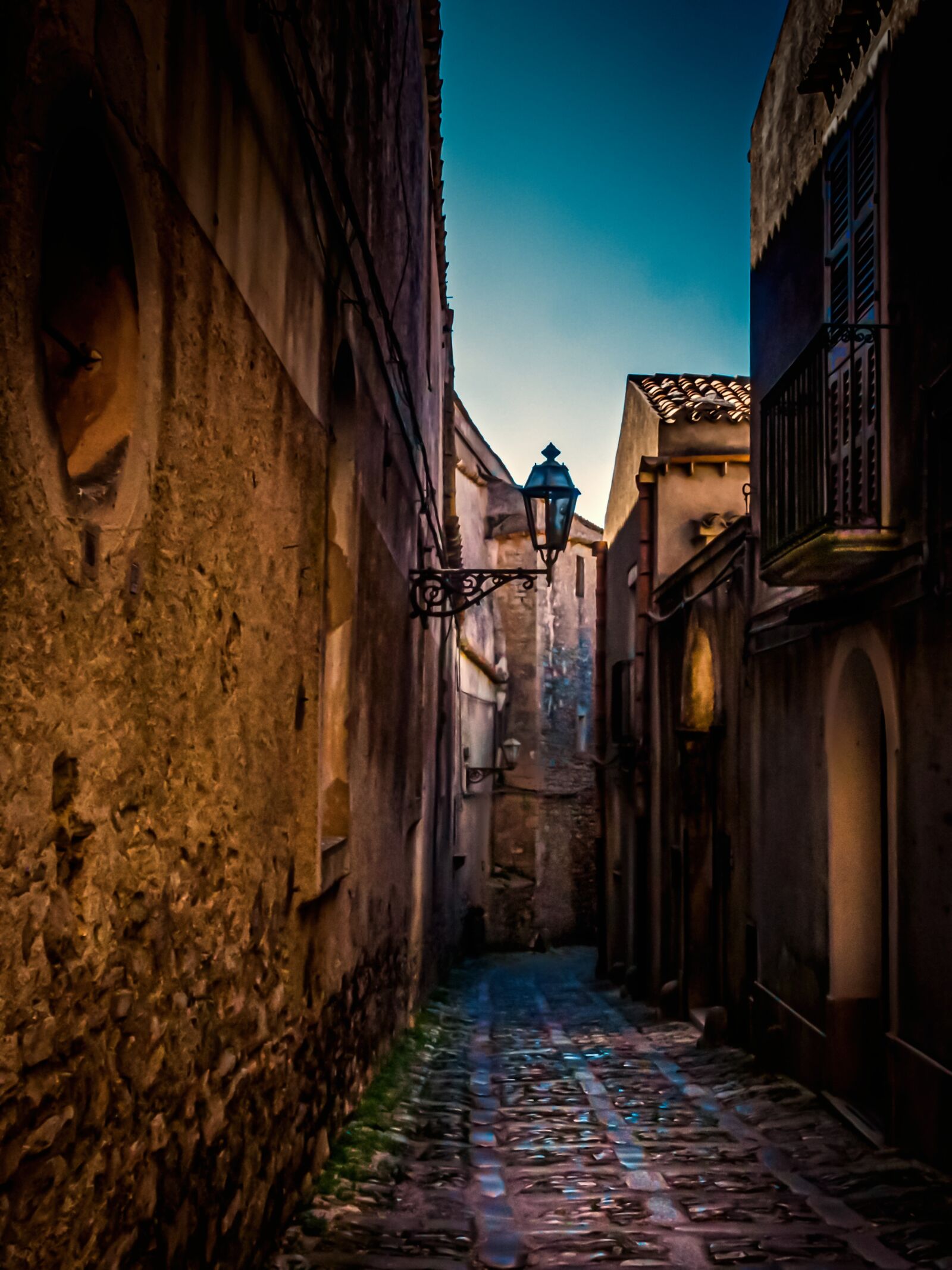 Sony SLT-A77 sample photo. Old town lane, lantern photography
