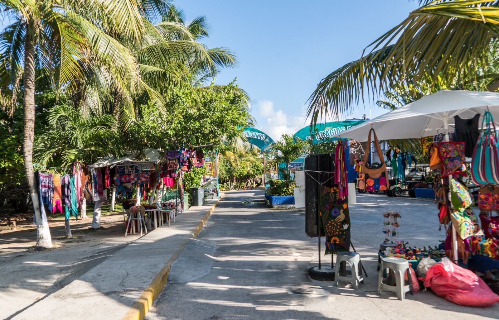 Sony a7R II + Sony FE 24-240mm F3.5-6.3 OSS sample photo. Souvenir shopping, mexico, isla photography
