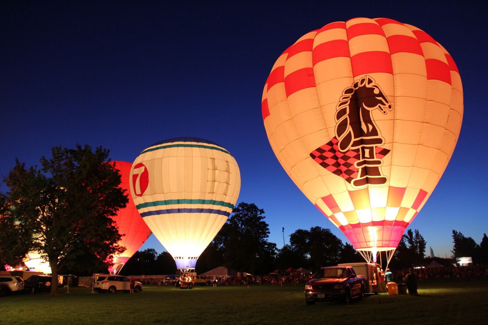 Canon EF-S 18-200mm F3.5-5.6 IS sample photo. Night glow, balloons, colorful photography