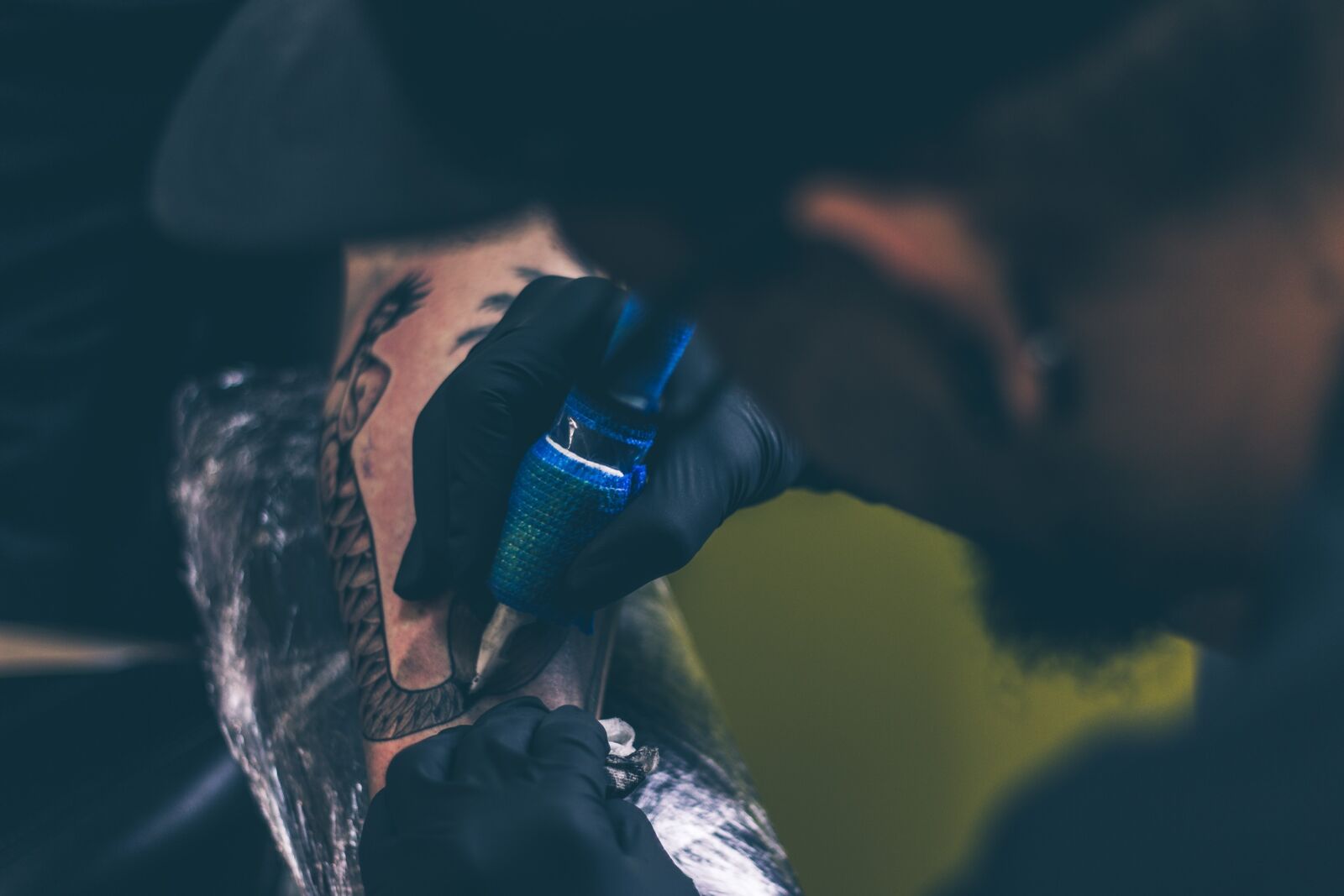Canon EOS 600D (Rebel EOS T3i / EOS Kiss X5) + Canon EF 50mm F1.8 II sample photo. Body, skin, tattoo photography