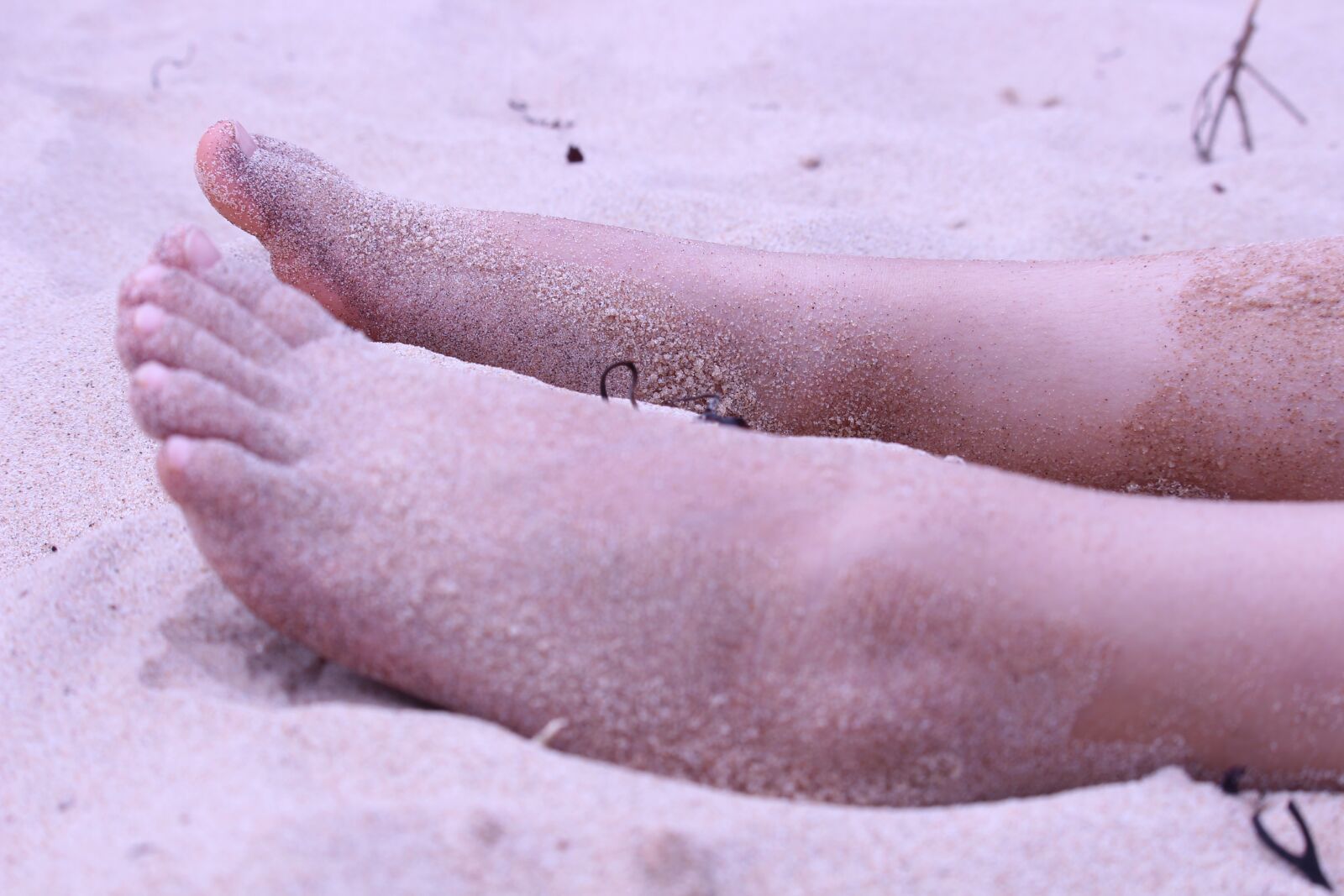Canon EOS 700D (EOS Rebel T5i / EOS Kiss X7i) + Canon EF-S 55-250mm F4-5.6 IS STM sample photo. Feet, sand, beach photography