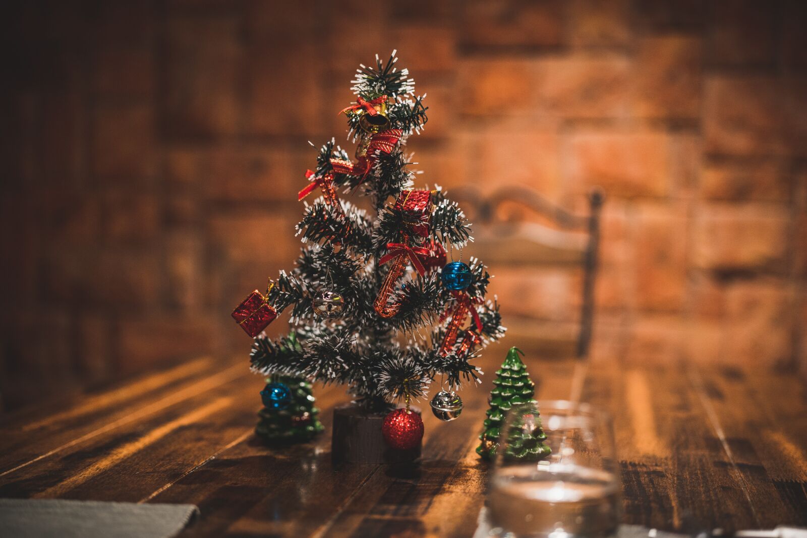 Sony a7 III + Sony Planar T* FE 50mm F1.4 ZA sample photo. Christmas, decoration, tree photography