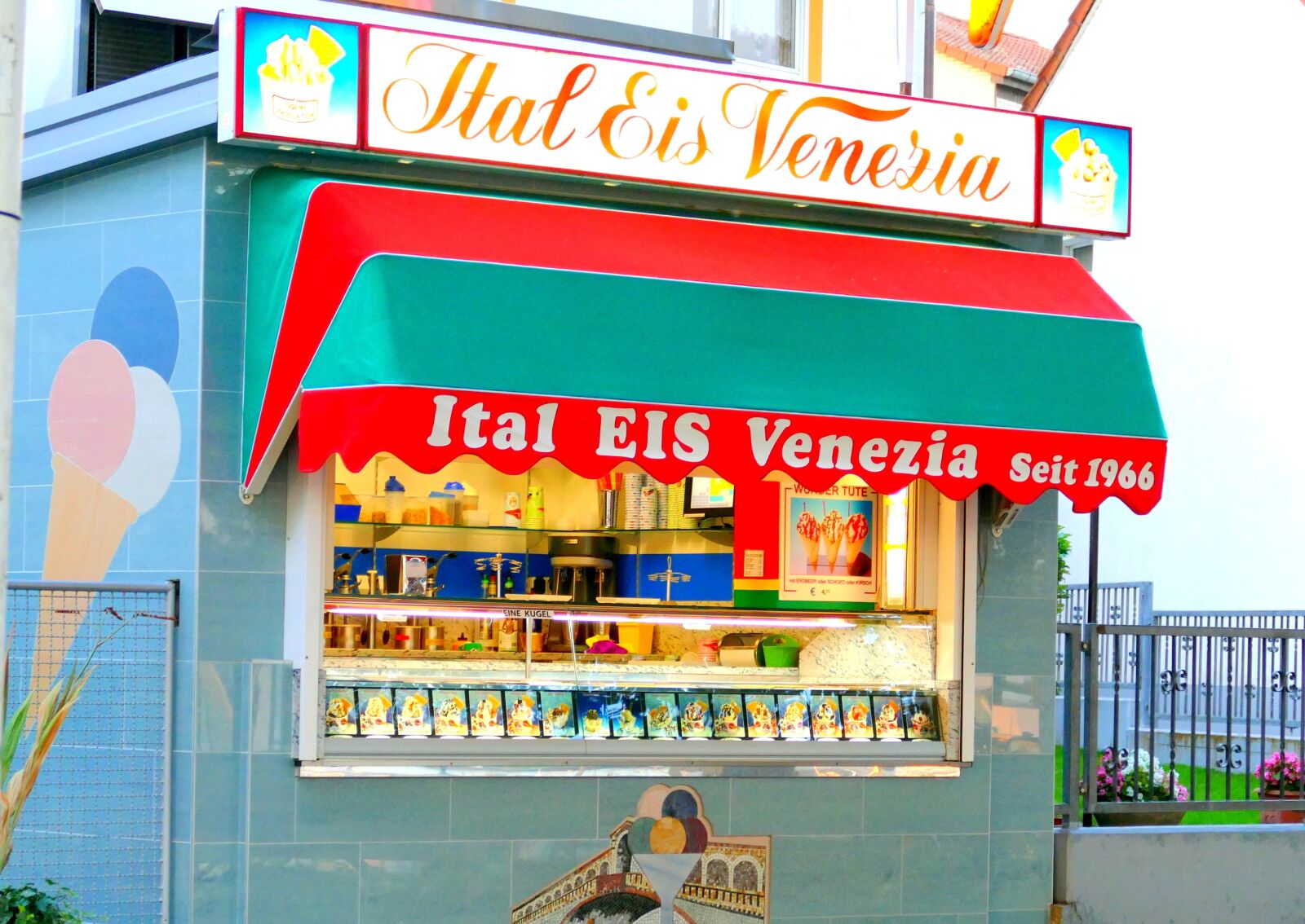 Panasonic Lumix DMC-FZ1000 sample photo. Eisladen, ice cream, summer photography