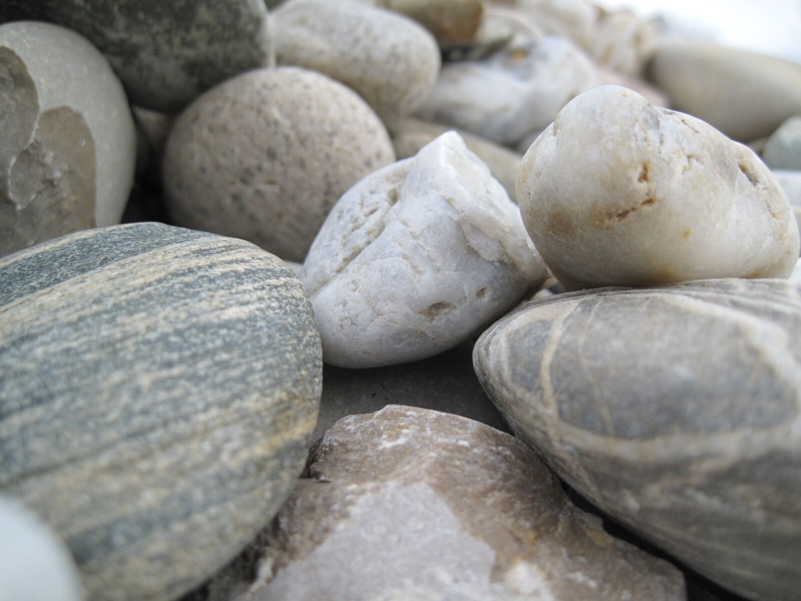 Canon PowerShot SD990 IS (Digital IXUS 980 IS / IXY Digital 3000 IS) sample photo. Pebbles, stones, nature photography