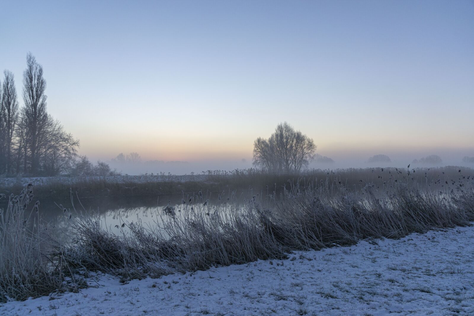 Sony a6000 + Sony Vario-Tessar T* E 16-70mm F4 ZA OSS sample photo. Frost, cold, water photography