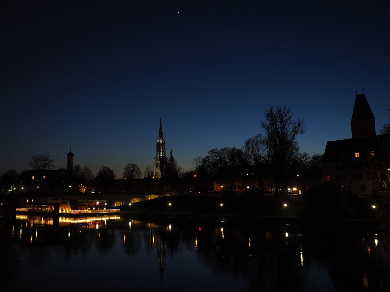Olympus OM-D E-M1 + Olympus M.Zuiko Digital ED 12-40mm F2.8 Pro sample photo. Ulm, danube, at night photography