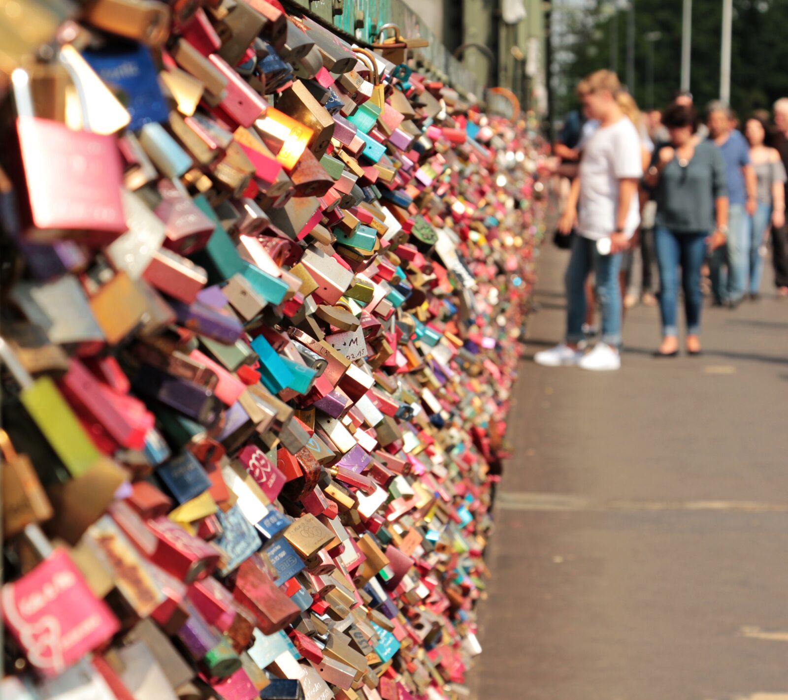 Canon EOS 550D (EOS Rebel T2i / EOS Kiss X4) sample photo. Love castle, hohenzollern bridge photography
