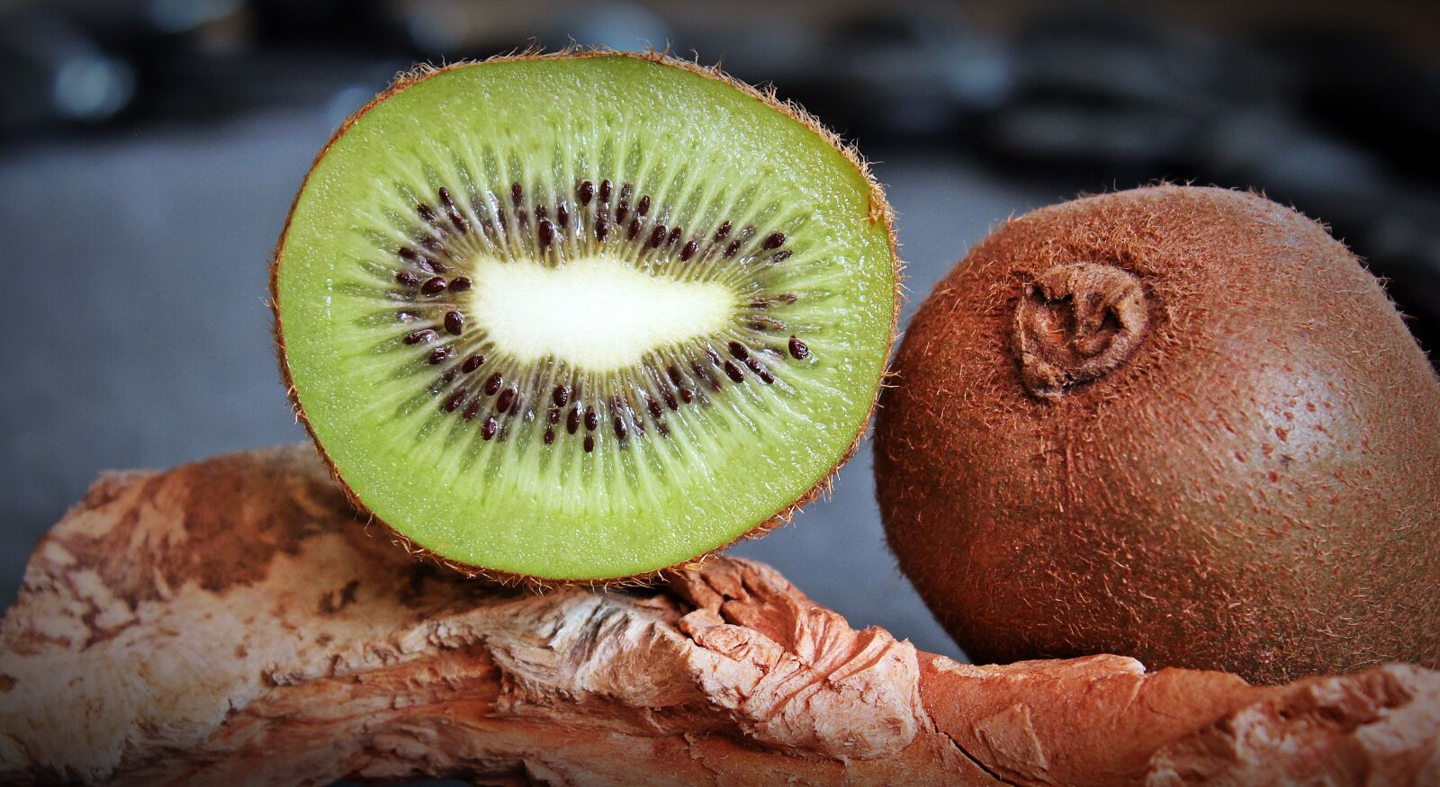 Canon EOS 550D (EOS Rebel T2i / EOS Kiss X4) sample photo. Kiwi, fruit, healthy photography