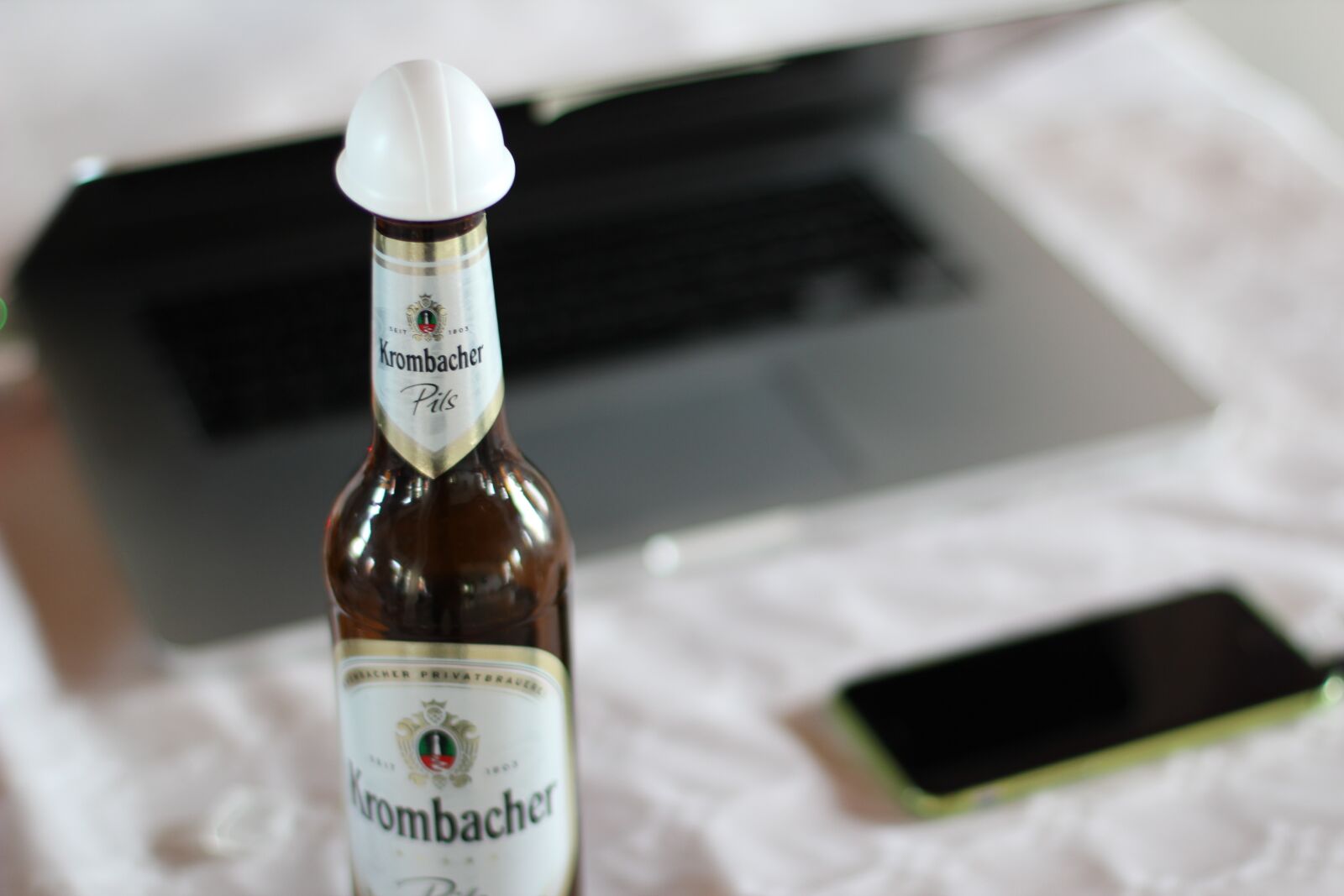 Canon EOS 600D (Rebel EOS T3i / EOS Kiss X5) + Canon EF 50mm F1.4 USM sample photo. After work, feierabend beer photography