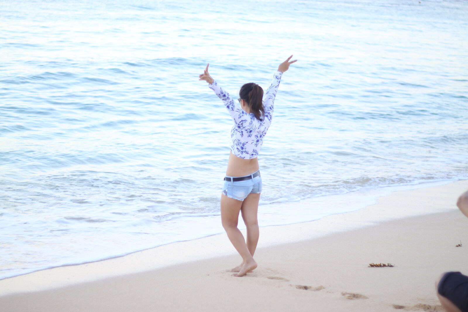 Canon EOS 500D (EOS Rebel T1i / EOS Kiss X3) sample photo. Asian, girl, back, beach photography