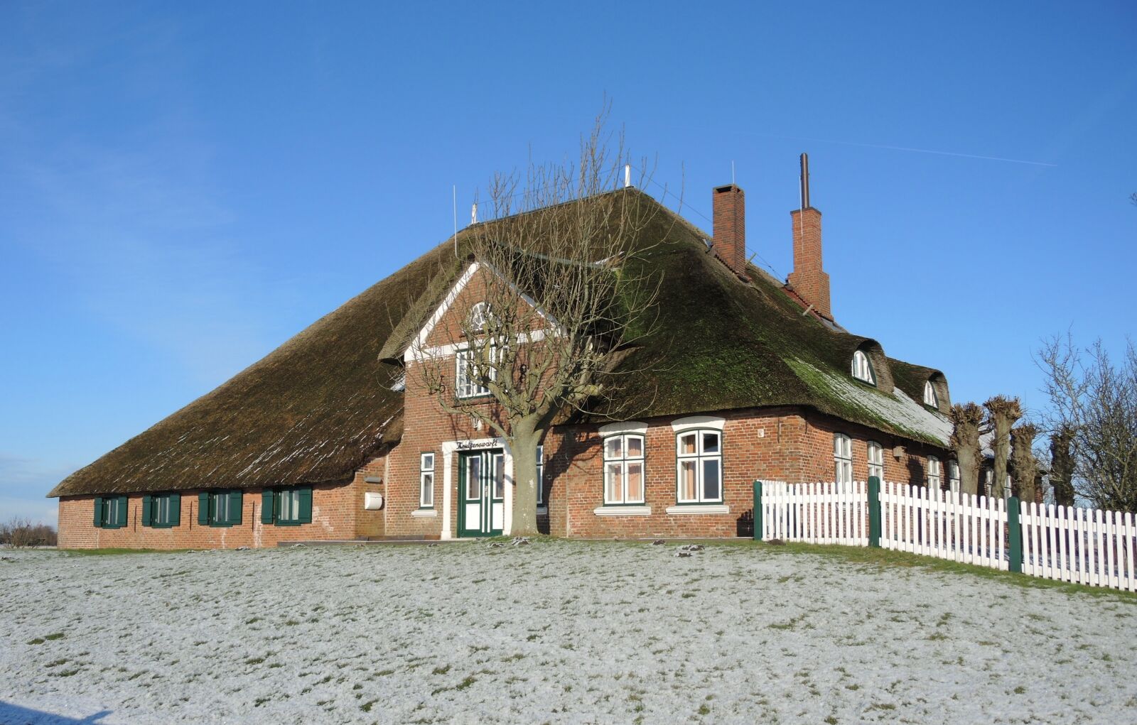 Nikon Coolpix P7700 sample photo. Haubarg, winter, thatched roof photography