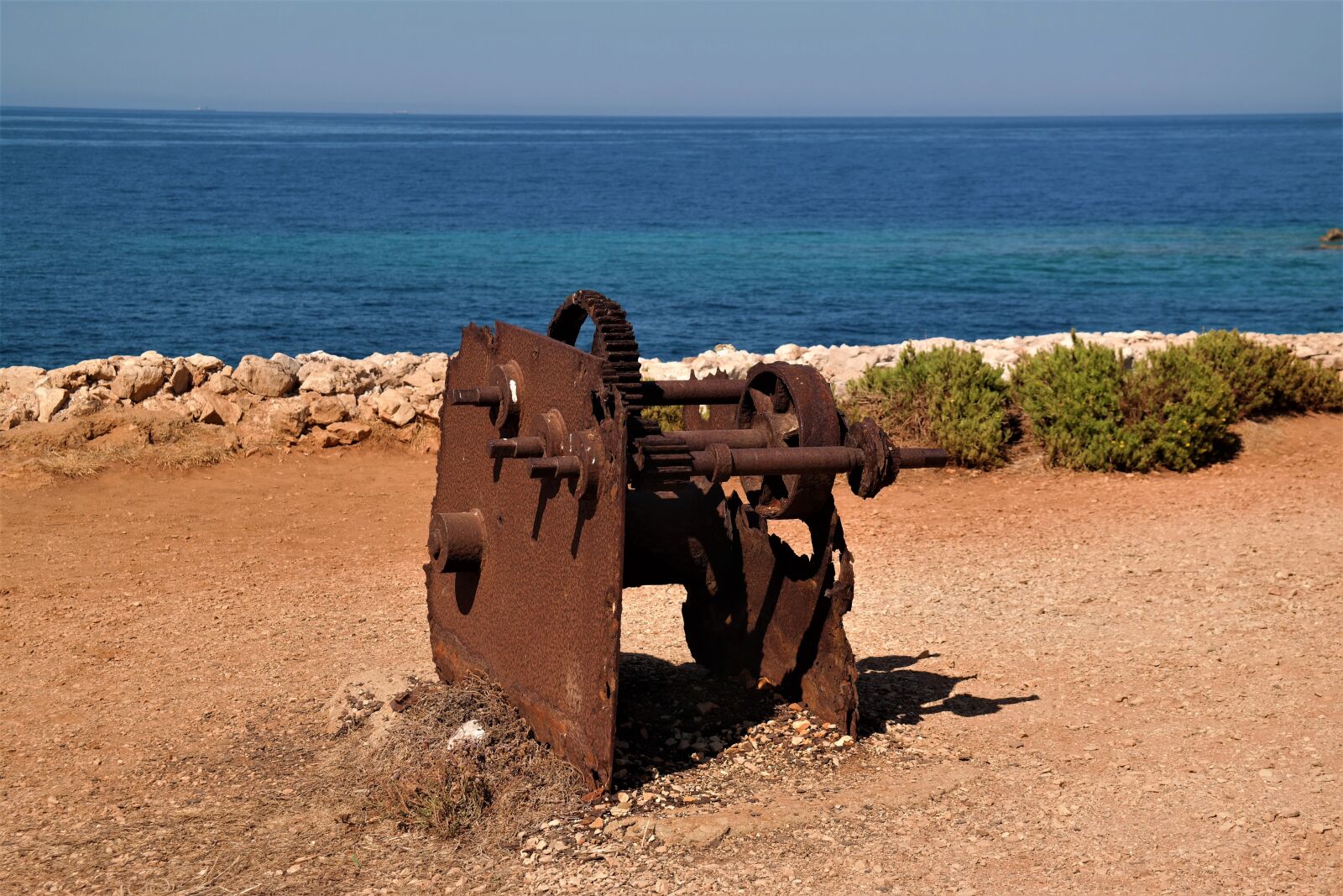 NX 18-55mm F3.5-5.6 sample photo. Windlass, rusted, color photography