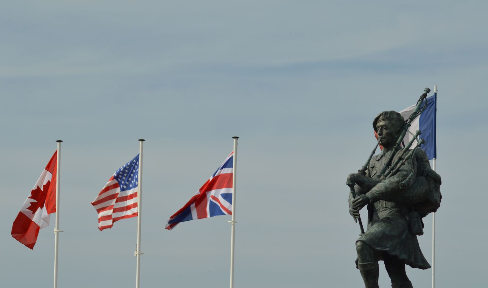 Nikon D3200 sample photo. Statue, flag, bronze photography
