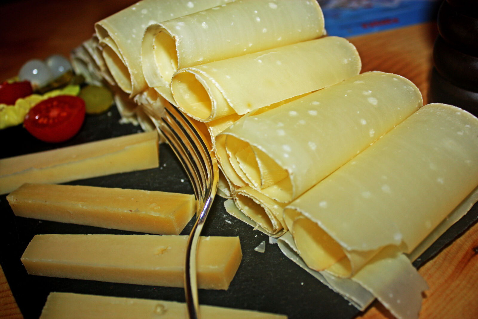 Canon EOS 450D (EOS Rebel XSi / EOS Kiss X2) sample photo. Cheese, cheese, platter, circle photography