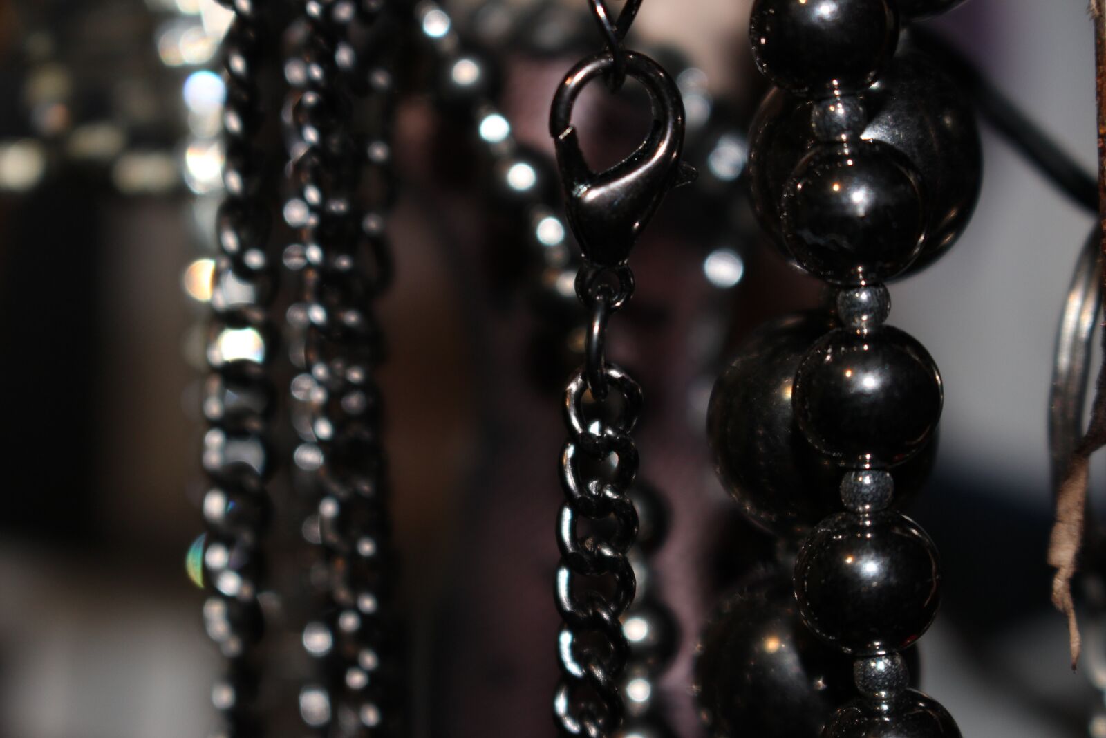 Canon EOS 100D (EOS Rebel SL1 / EOS Kiss X7) sample photo. Jewelry, black photography