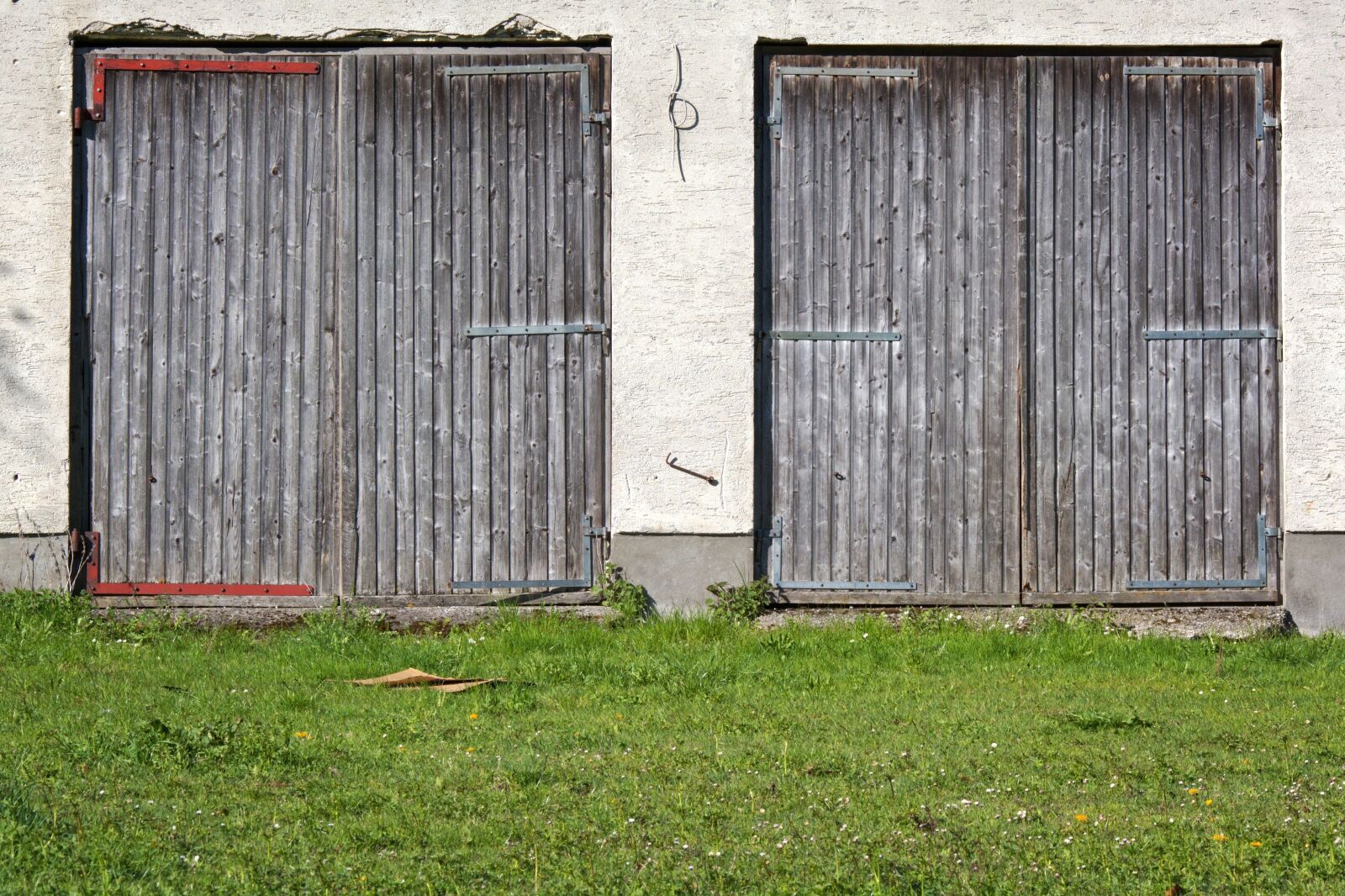 55.0-200.0mm f/4.0-f/5.6 sample photo. Entrance door, wood, input photography