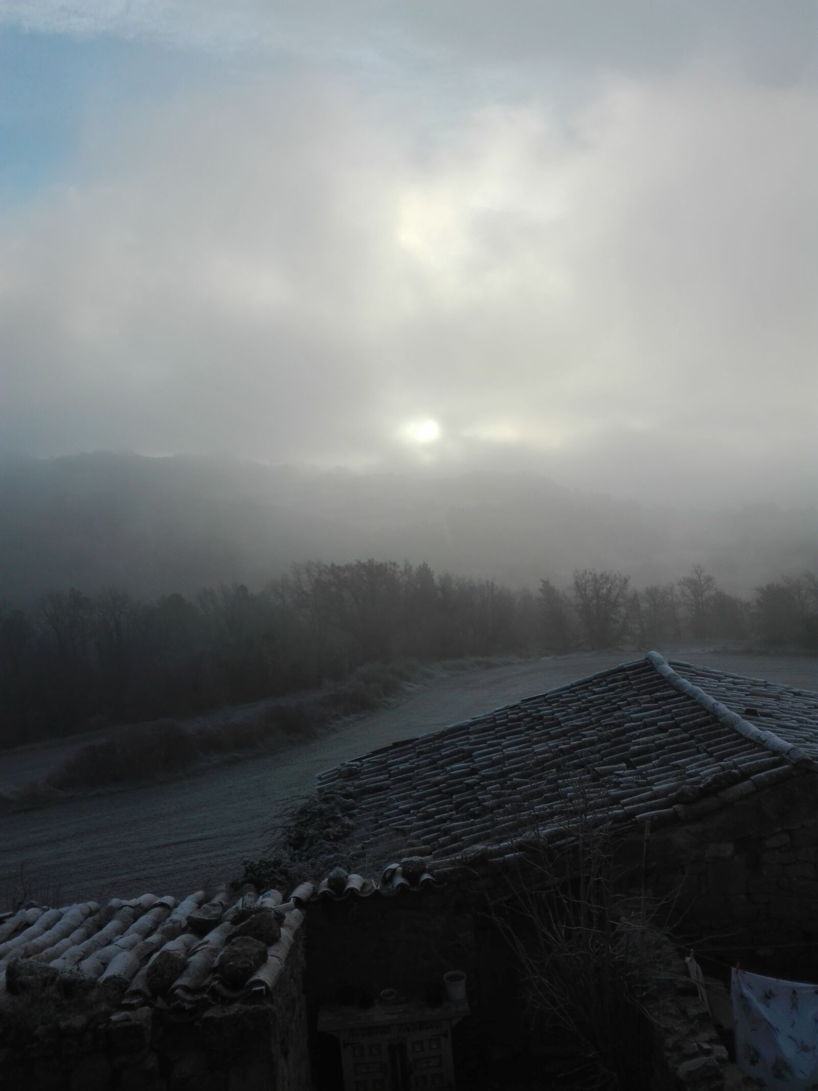 HUAWEI P8 Lite sample photo. Fog, field, farmhouse photography