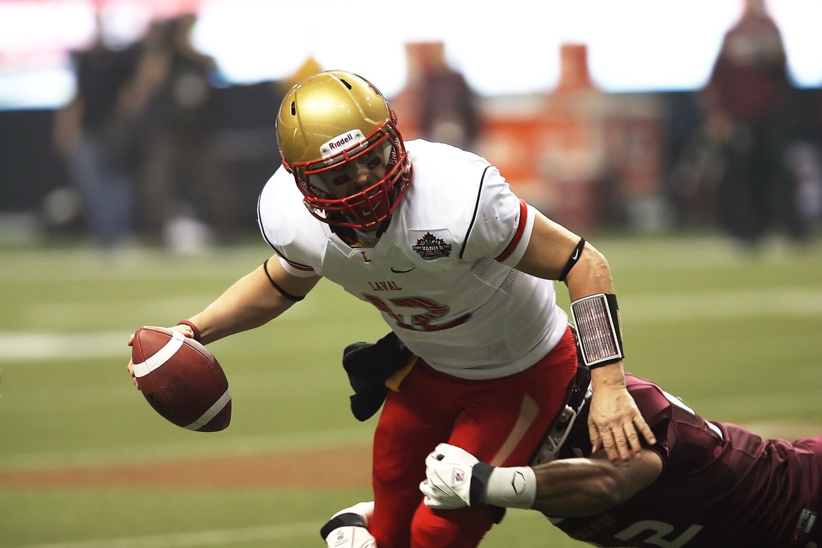 Canon EOS-1D Mark II N sample photo. Quarterback, football, vanier cup photography