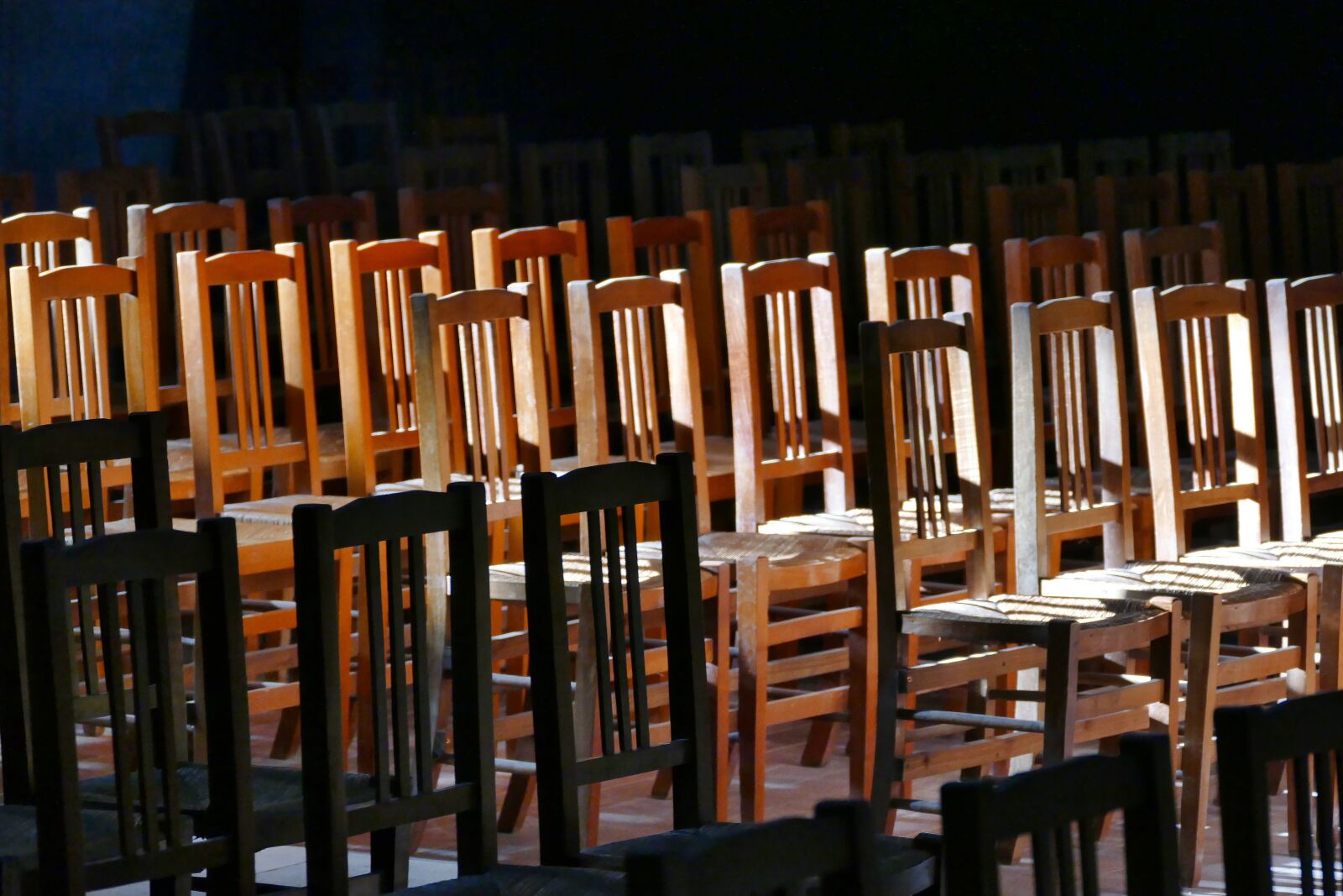 Panasonic Lumix DMC-FZ1000 sample photo. Chairs, church, sit photography