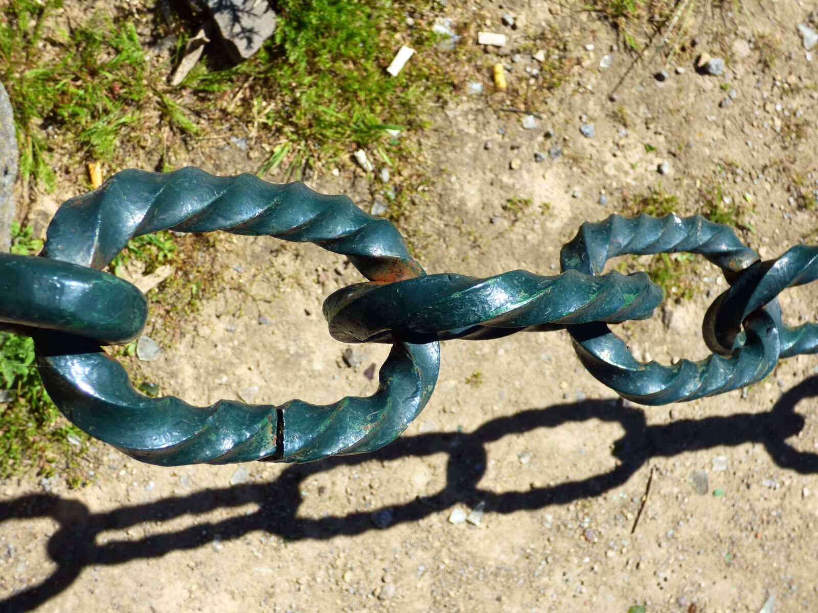 Panasonic Lumix DMC-FZ70 sample photo. String, giant links, metal photography