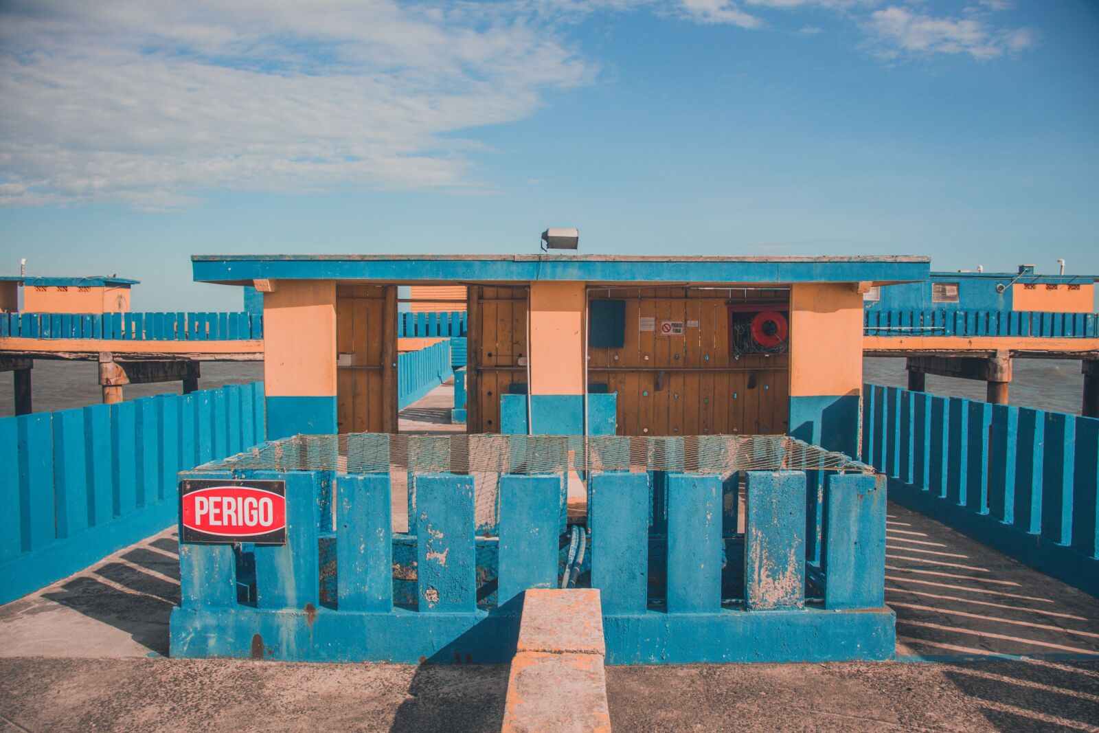 Canon EOS 1300D (EOS Rebel T6 / EOS Kiss X80) sample photo. Beach, platform, danger photography