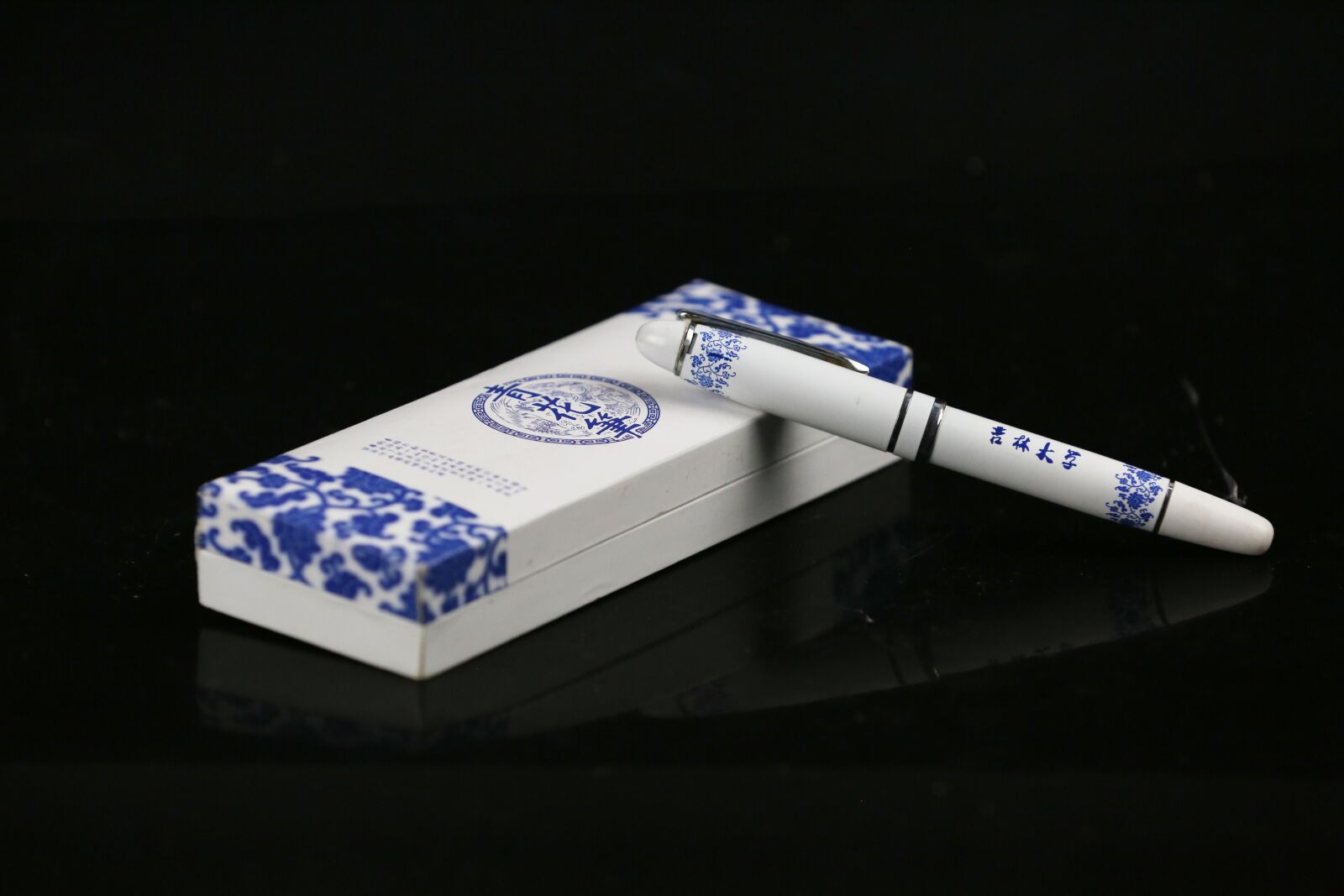 Canon EOS 5D Mark III sample photo. Pen, jlu, box photography
