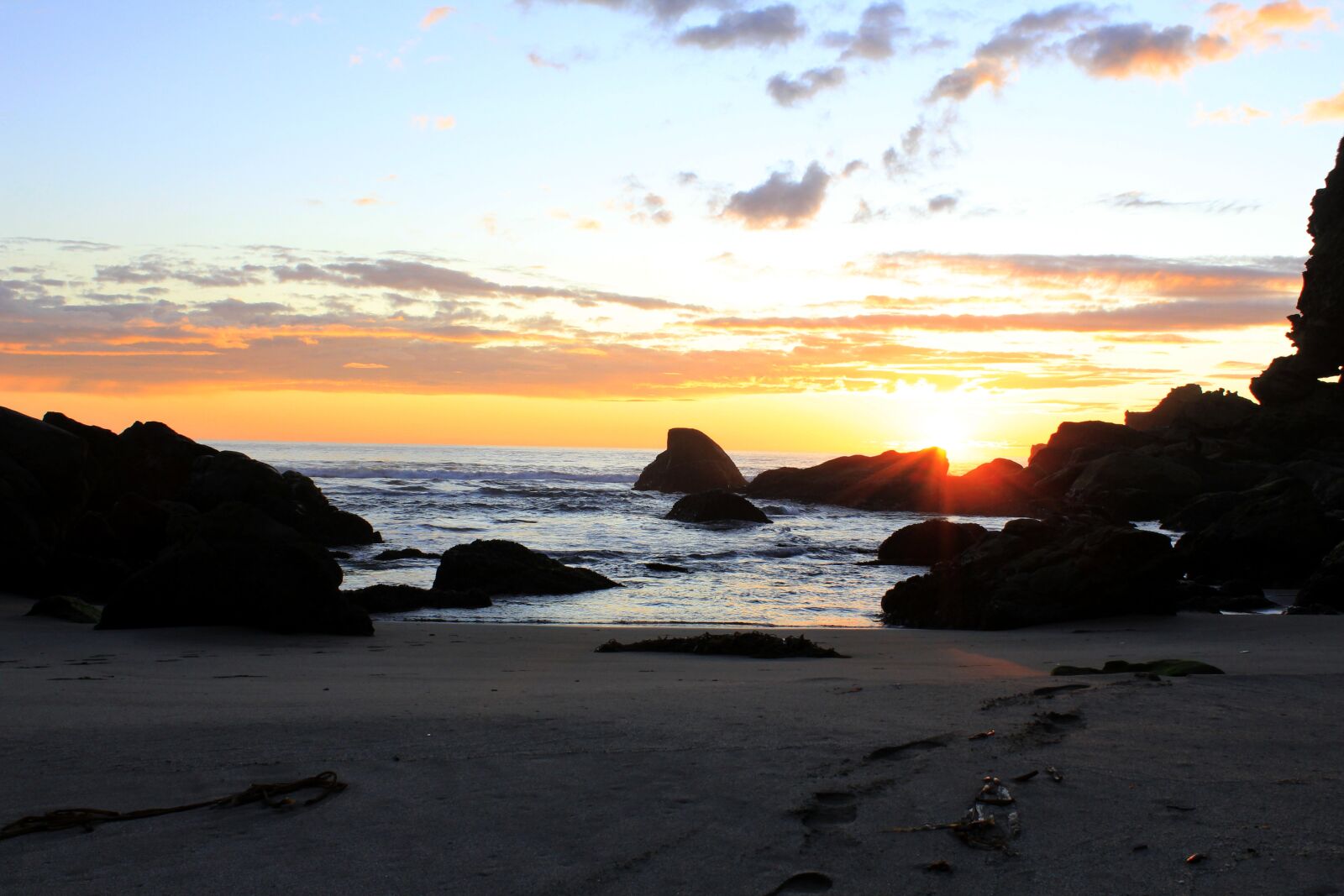Canon EOS 1200D (EOS Rebel T5 / EOS Kiss X70 / EOS Hi) sample photo. Backlit, beach, beautiful, clouds photography