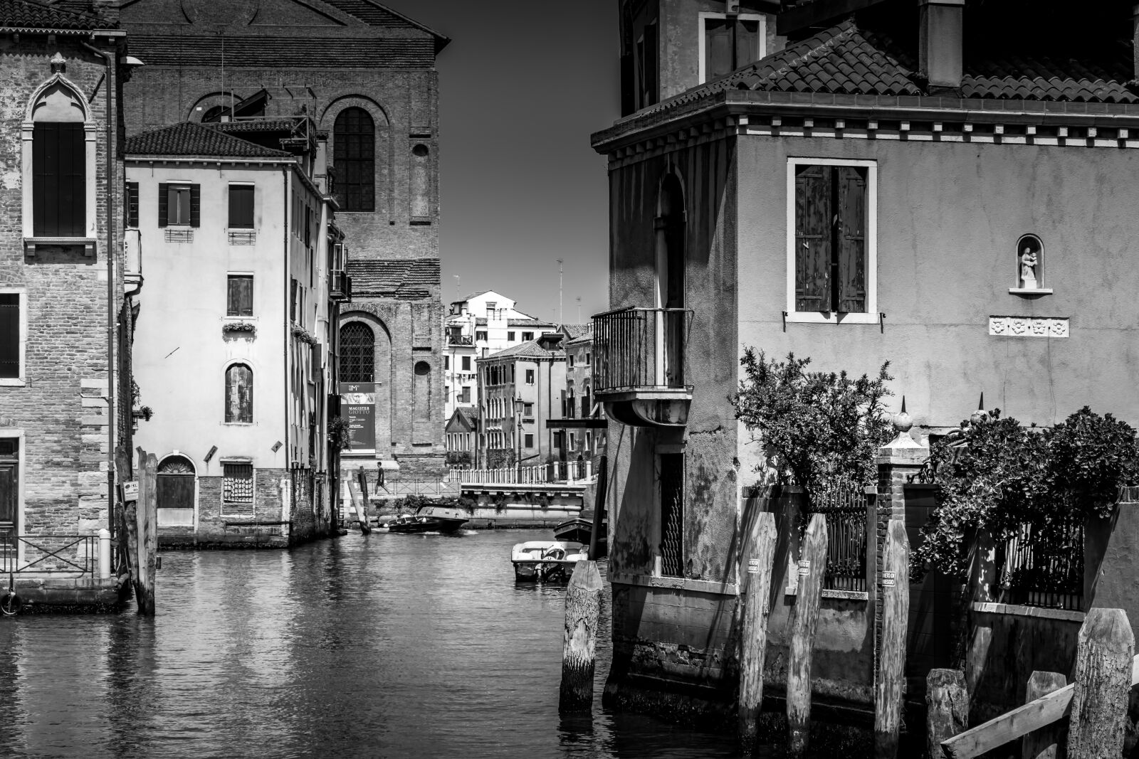 Canon EF-S 18-135mm F3.5-5.6 IS USM sample photo. Black and white, venice photography