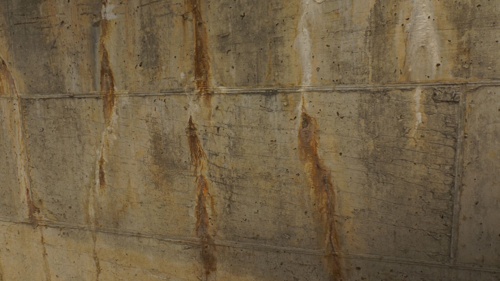 Sony Alpha a5000 (ILCE 5000) sample photo. Wall, rust, concrete photography