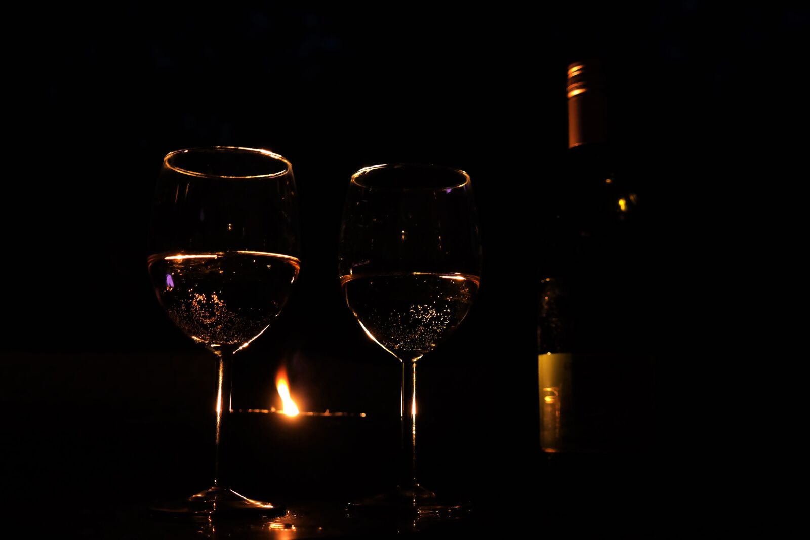 Samsung NX30 + NX 18-55mm F3.5-5.6 sample photo. Wine glass, lichtspiel, atmospheric photography