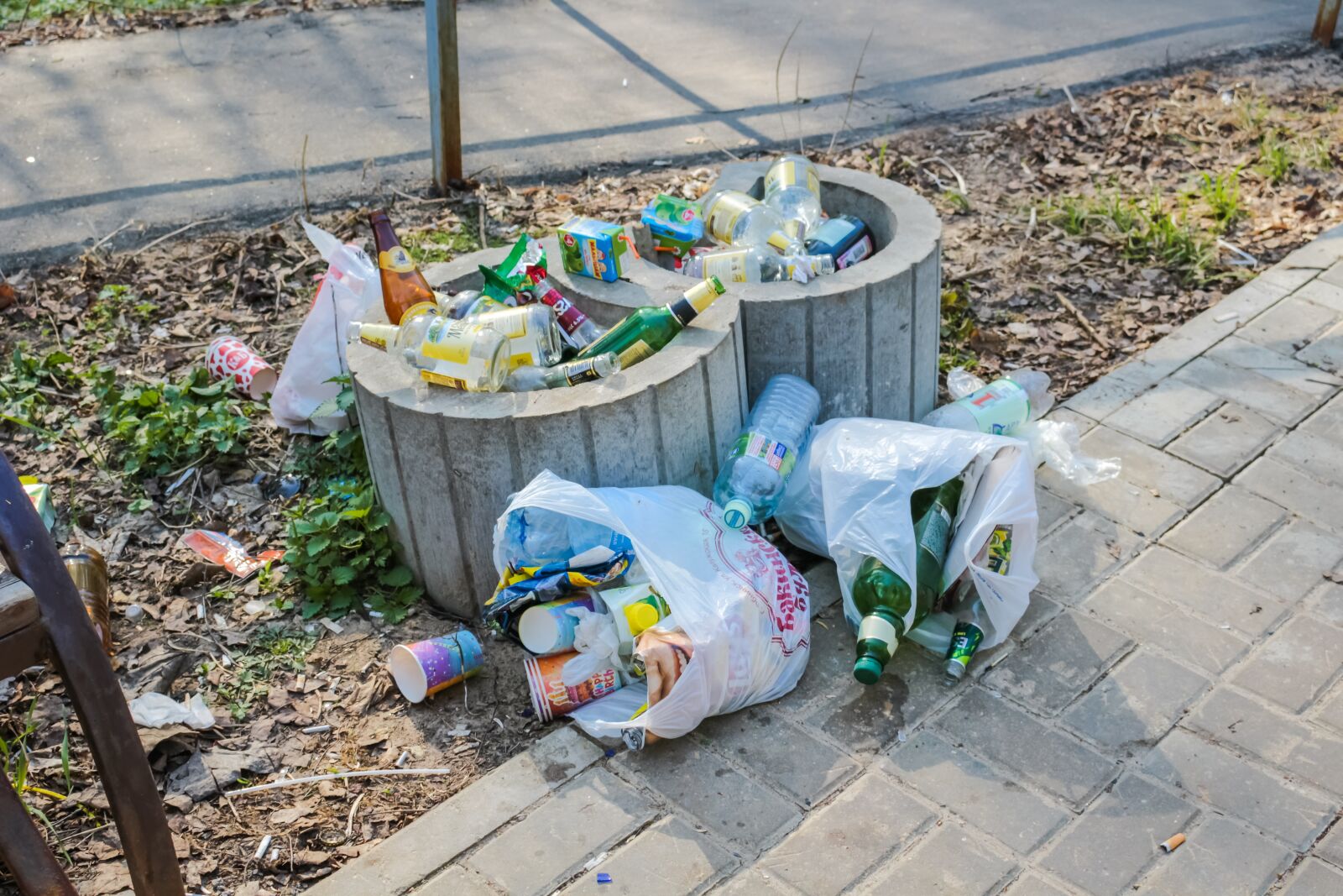 Canon EOS 100D (EOS Rebel SL1 / EOS Kiss X7) sample photo. Garbage, ecology, pollution photography