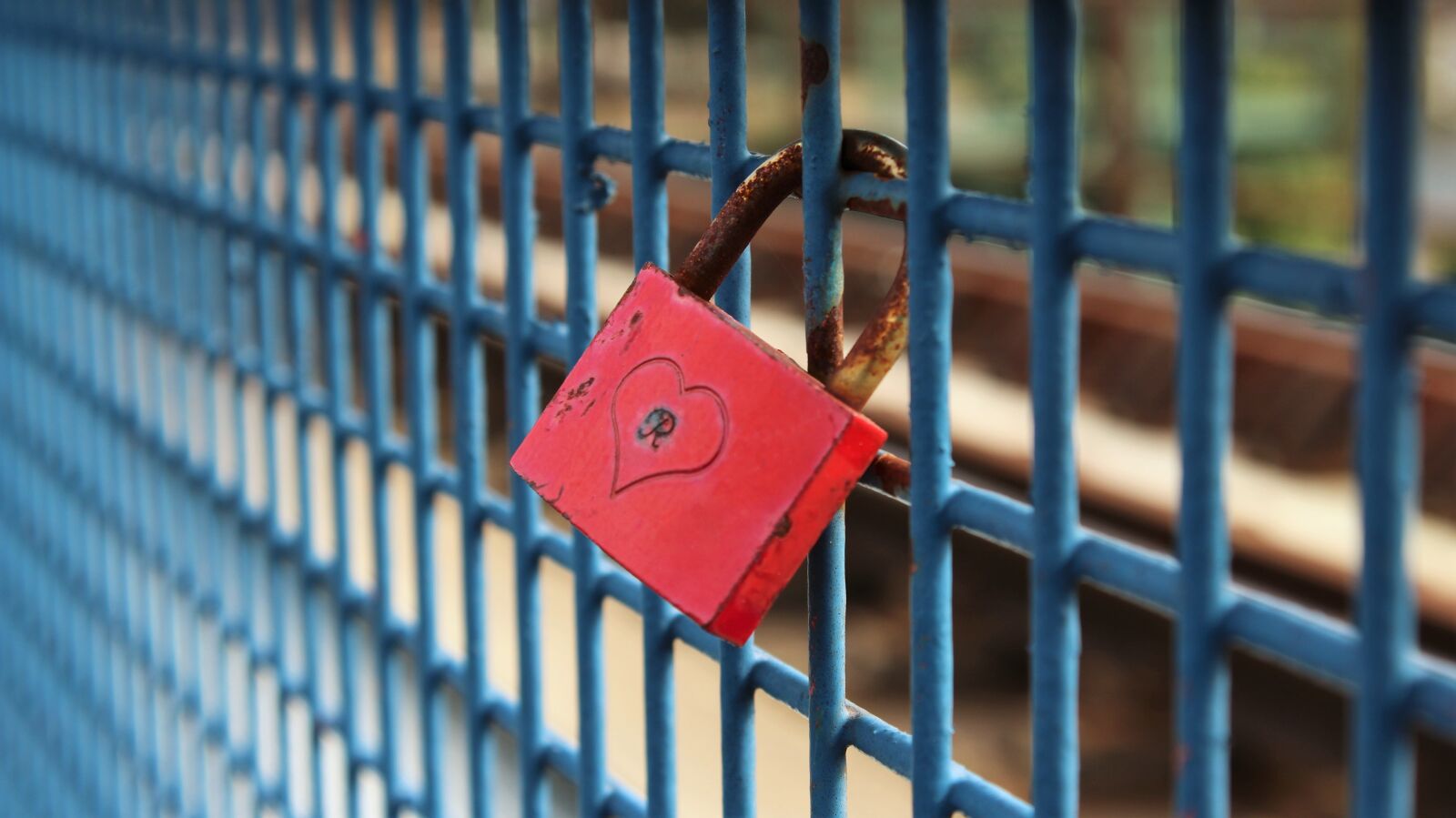 Canon EOS 1300D (EOS Rebel T6 / EOS Kiss X80) sample photo. Padlock, federal government, love photography