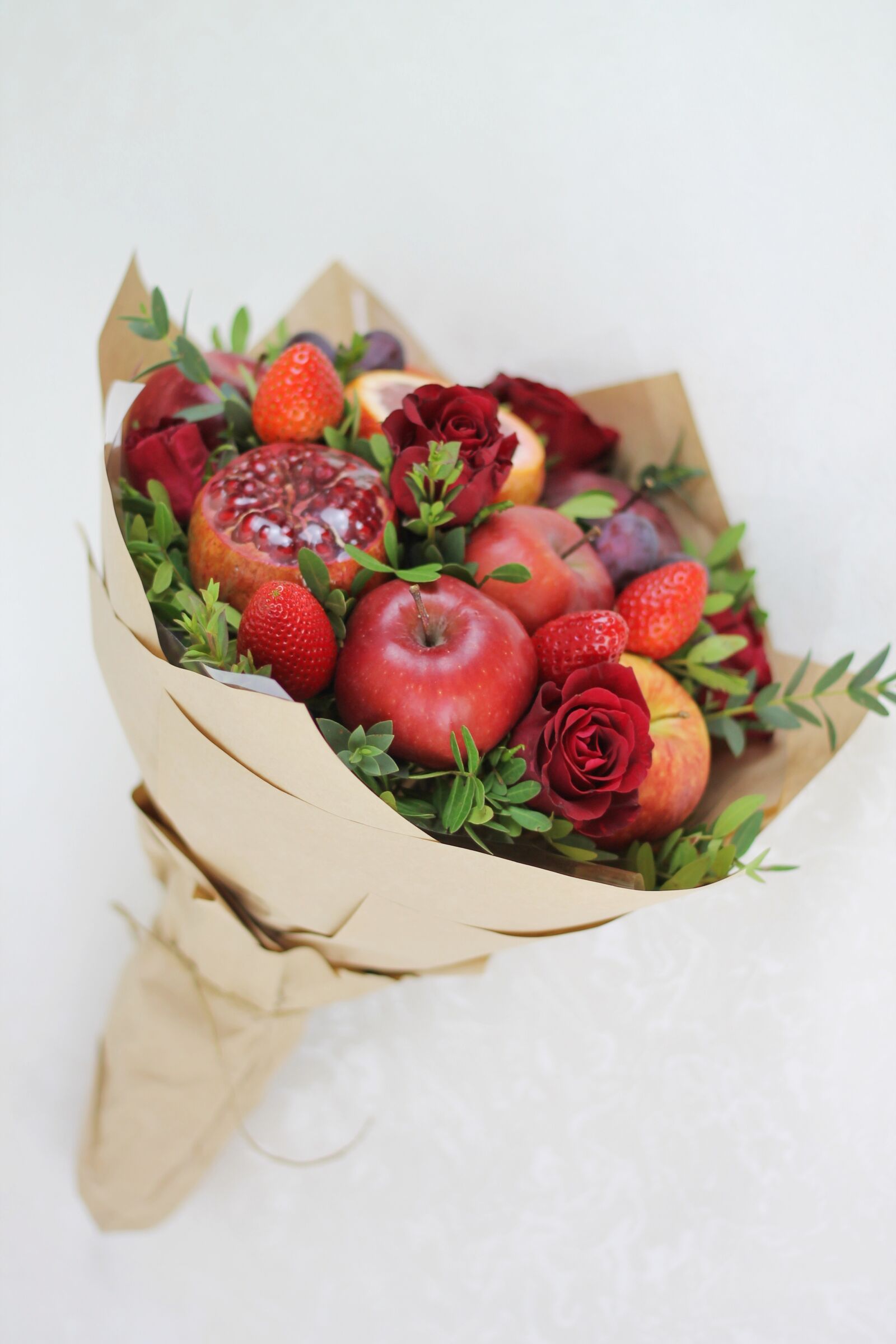 Canon EOS 1100D (EOS Rebel T3 / EOS Kiss X50) + Canon EF 50mm F1.8 II sample photo. Bouquet, flowers, fruit photography
