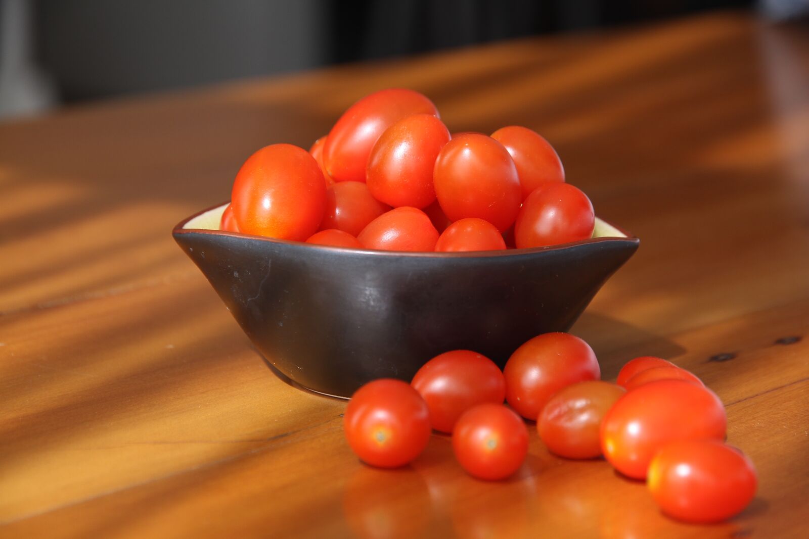 Canon EF-S 15-85mm F3.5-5.6 IS USM sample photo. Tomate, tomato, organic photography