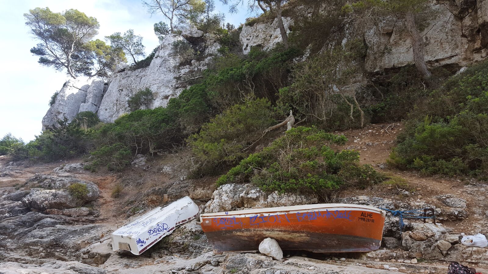 Samsung Galaxy S6 sample photo. Old, boats, rocks photography