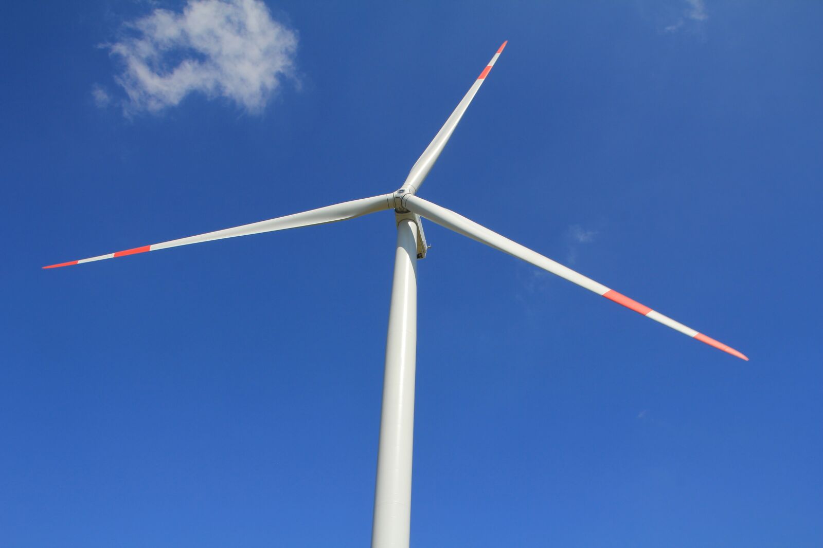 Canon EOS 550D (EOS Rebel T2i / EOS Kiss X4) sample photo. Pinwheel, energy, wind power photography