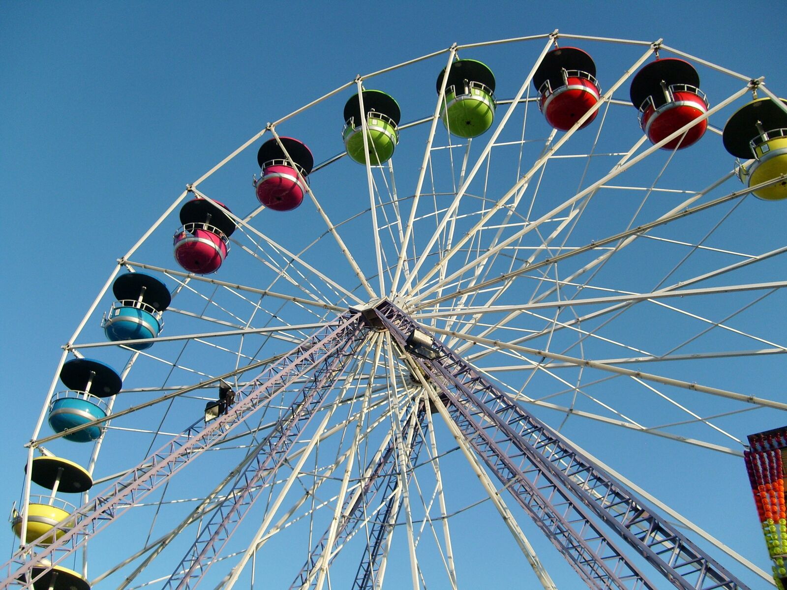 Samsung KENOX S730  / Samsung S730 sample photo. Amusement park, ferris wheel photography