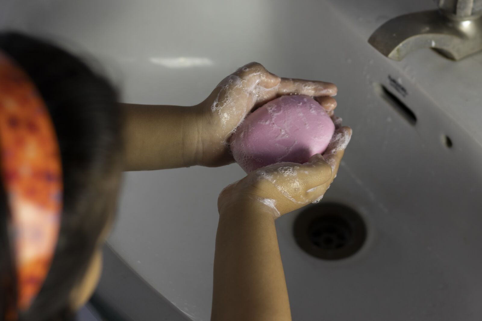 Canon EOS 250D (EOS Rebel SL3 / EOS Kiss X10 / EOS 200D II) sample photo. Hands, washing, wash photography