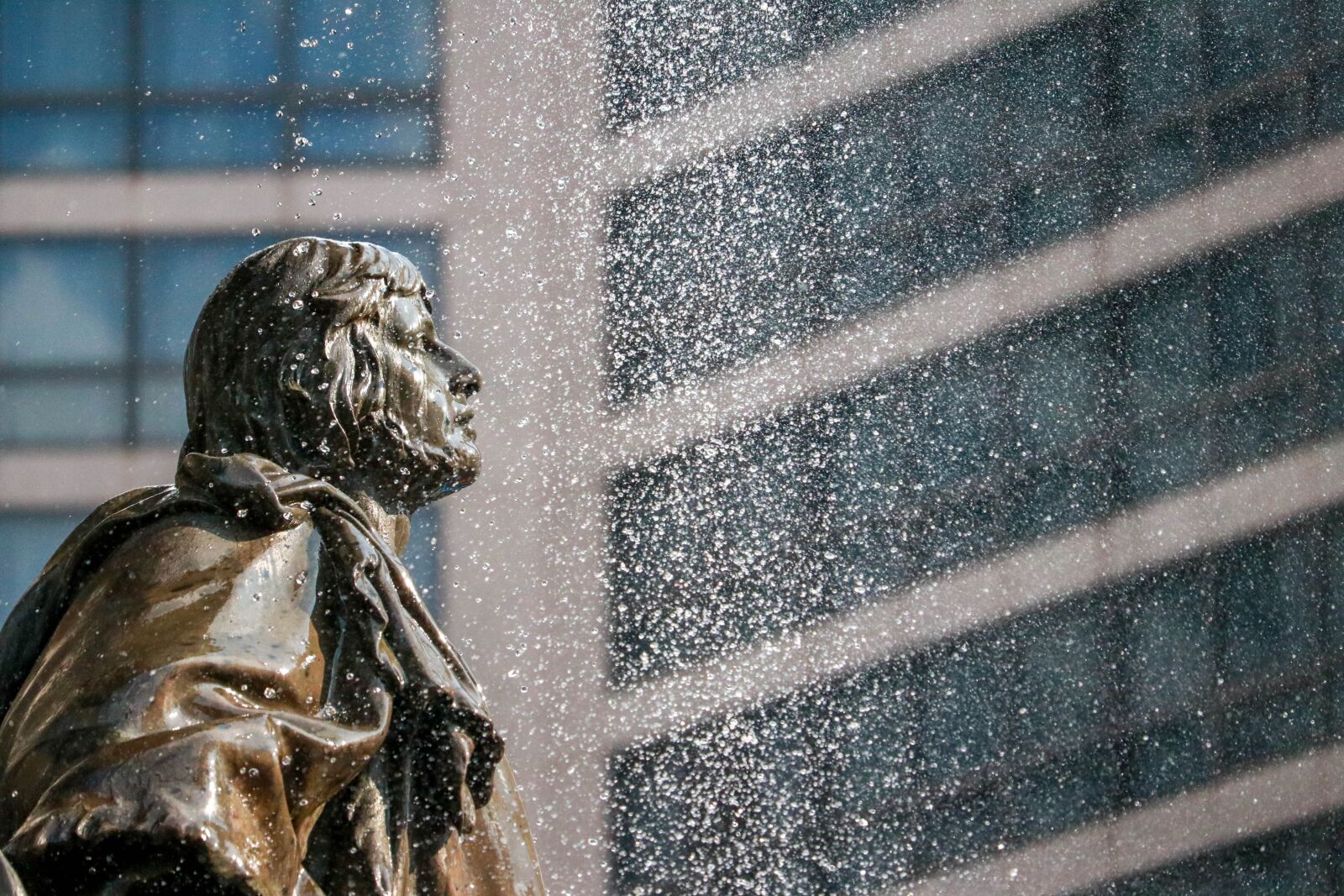 Canon EF-S 55-250mm F4-5.6 IS STM sample photo. Fountain, water, wet photography