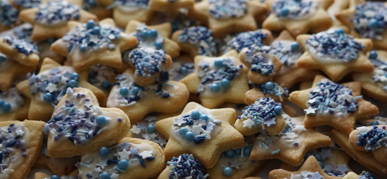 Sony FE 50mm F1.8 sample photo. Christmas, butter cookies, cookie photography