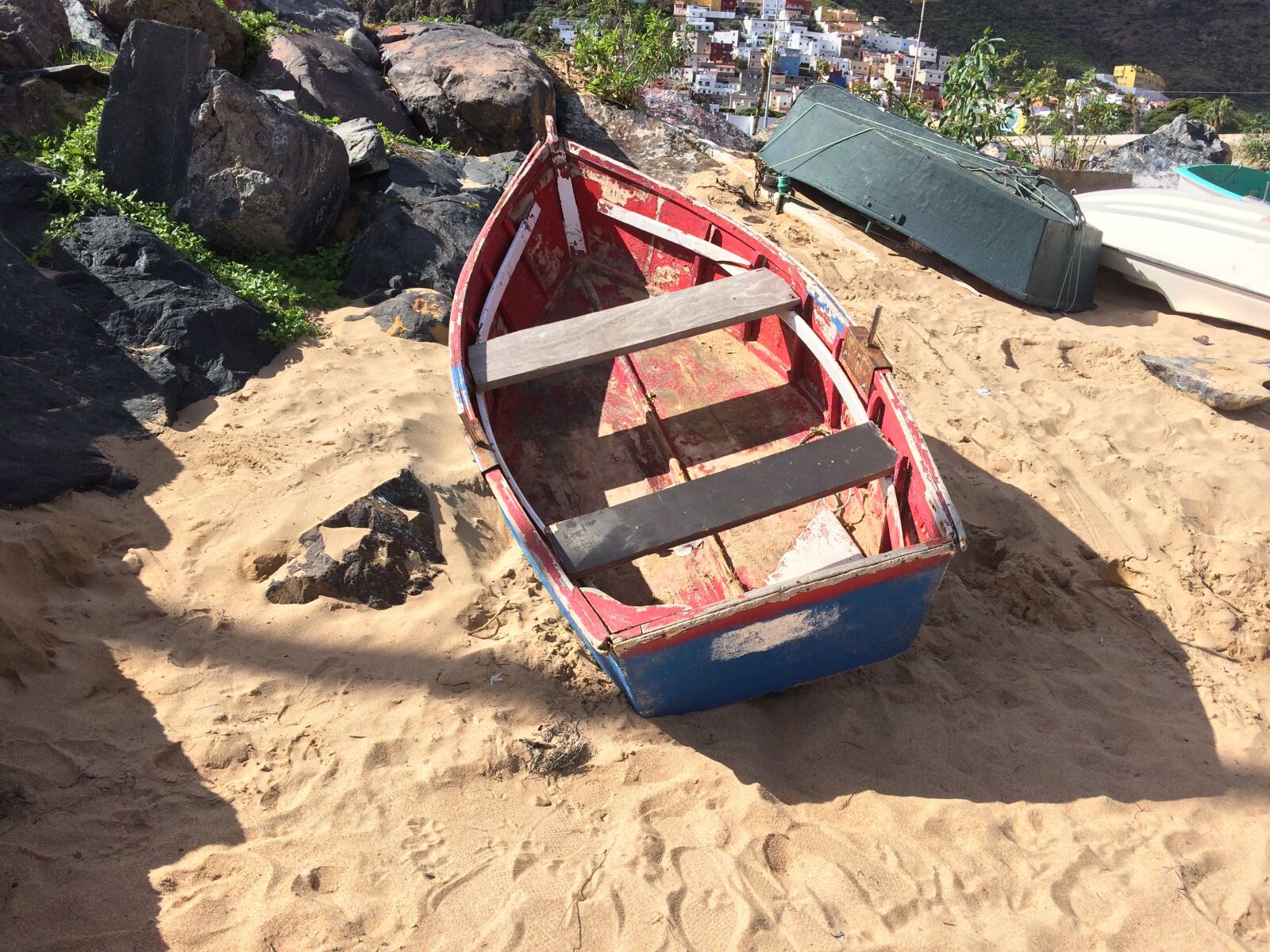 iPhone 5s back camera 4.15mm f/2.2 sample photo. Boat, old, beach photography