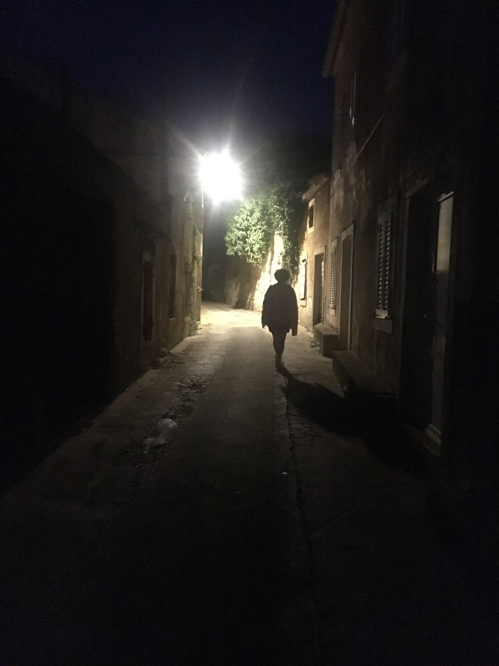 Apple iPhone 6s sample photo. Alley, night, dark photography