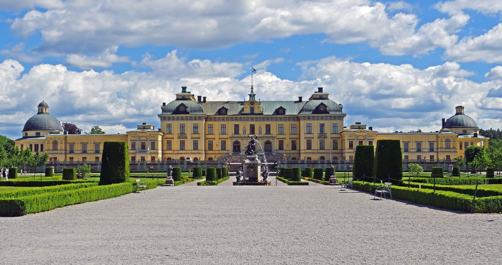 Panasonic Lumix DMC-GX8 sample photo. Castle park, drottningholm, symmetrical photography