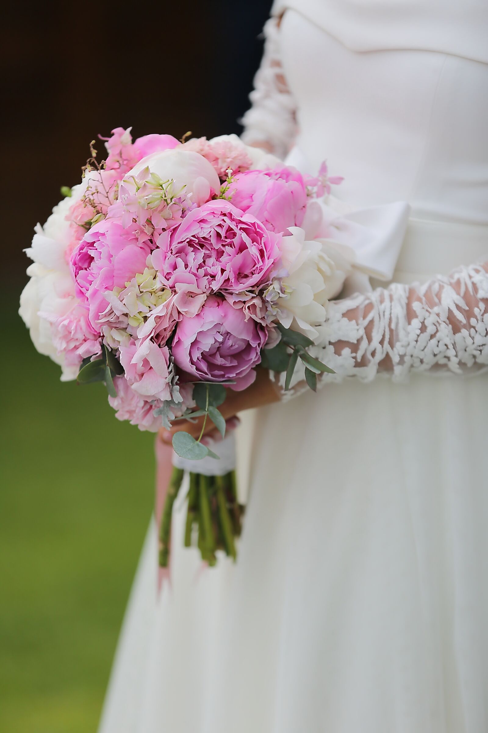 Canon EF 70-200mm F2.8L IS II USM sample photo. Bride, holding, wedding bouquet photography