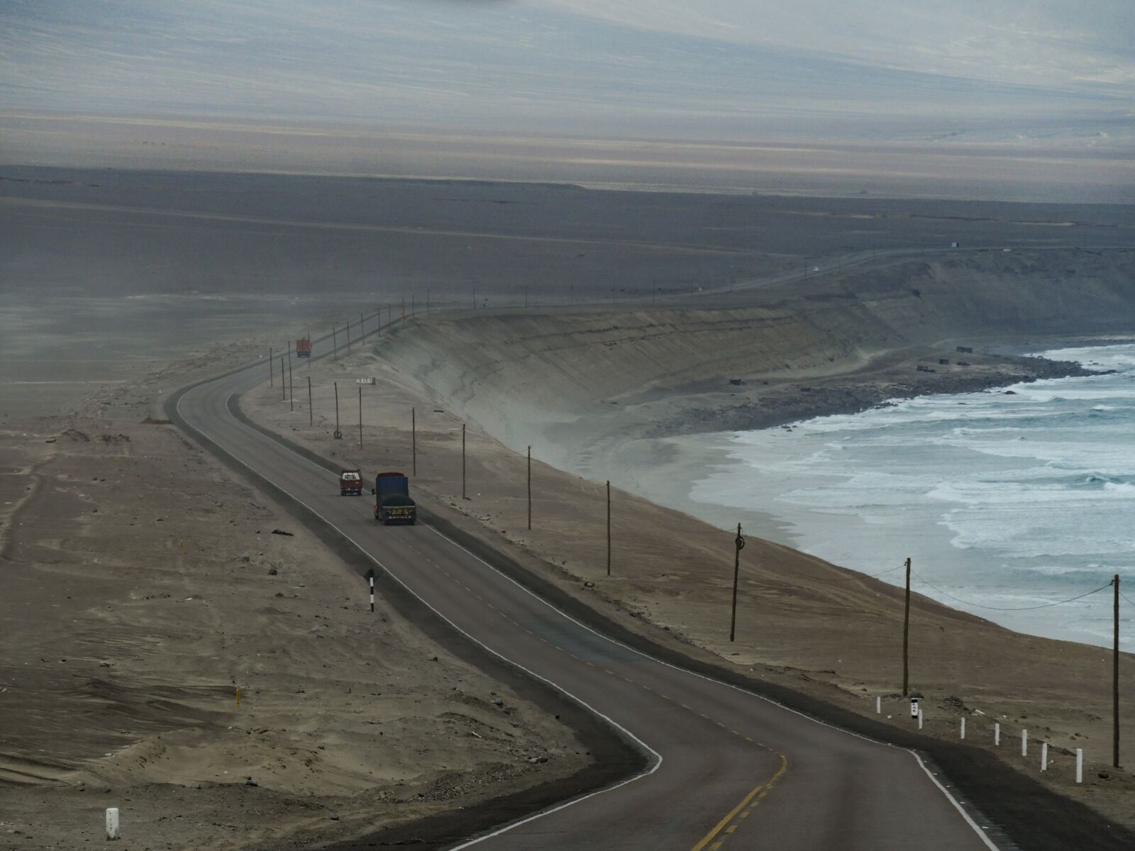 Panasonic Lumix DMC-GX8 + Panasonic Lumix G Vario 14-140mm F3.5-5.6 ASPH Power O.I.S sample photo. Panamericana, peru, transport photography