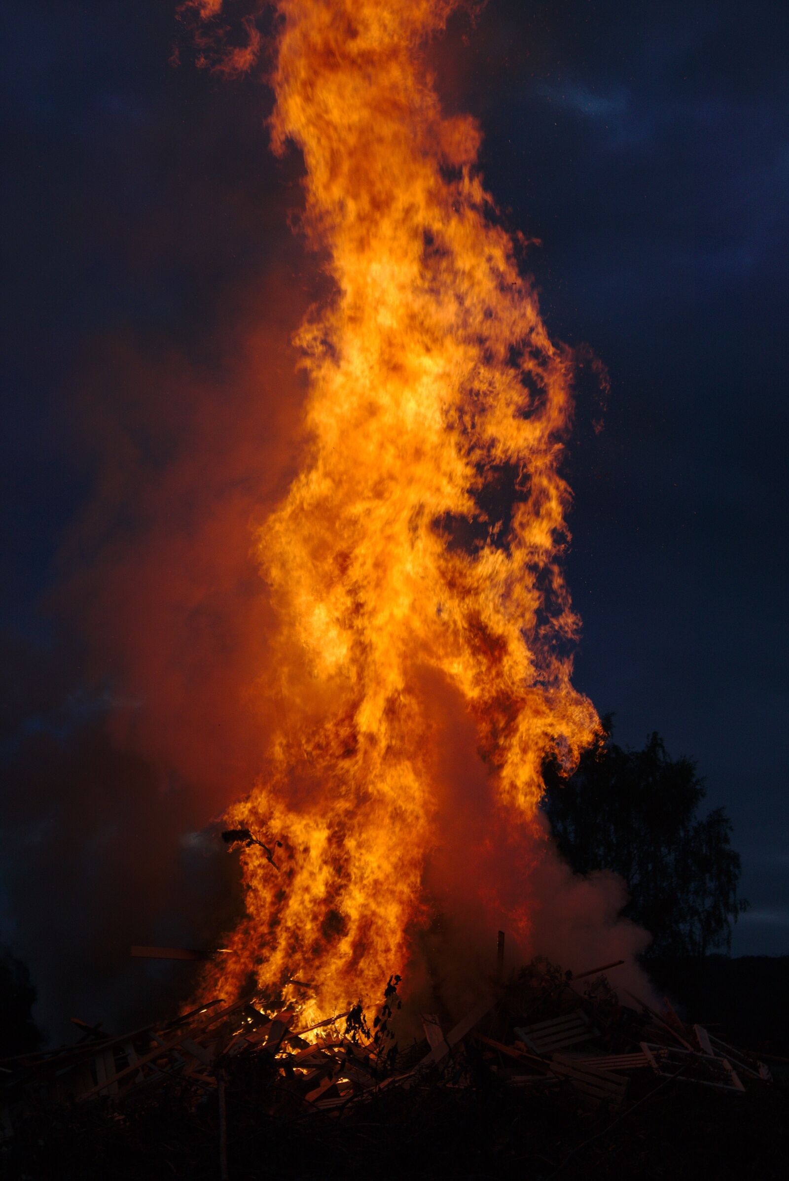 Canon EOS 750D (EOS Rebel T6i / EOS Kiss X8i) sample photo. Fire, sky, flame photography